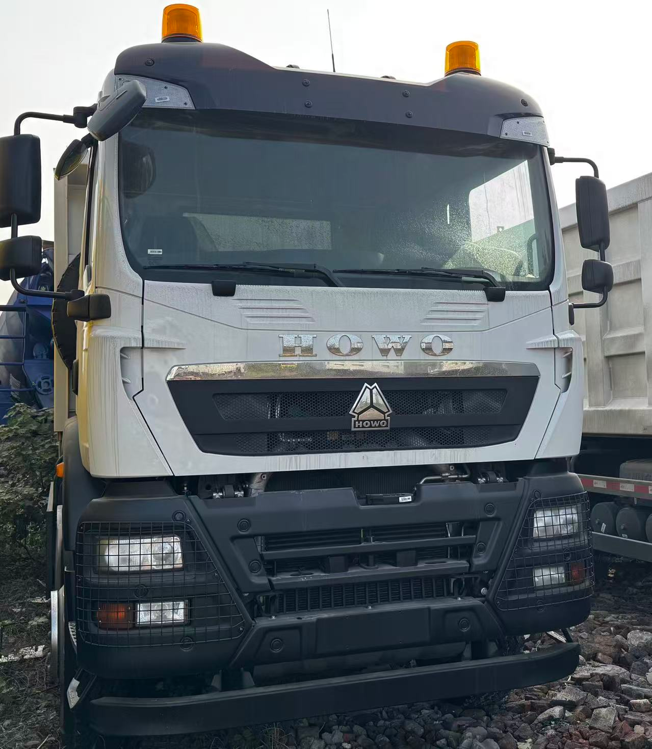 SINOTRUK HOWO TX 8*4 CAMIÓN DE CARGA CONDUCCIÓN POR LA IZQUIERDA