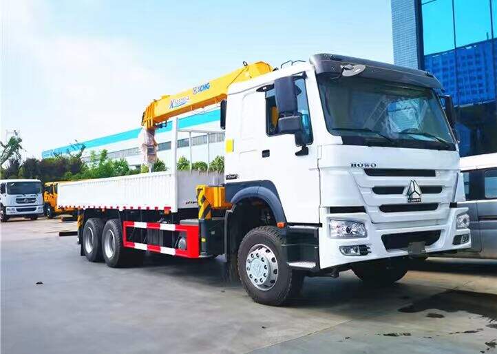 Camion cargo lourd SINOTRUK HOWO 64 de 371 chevaux équipé d’une grue XCMG de 12 tonnes à vendre