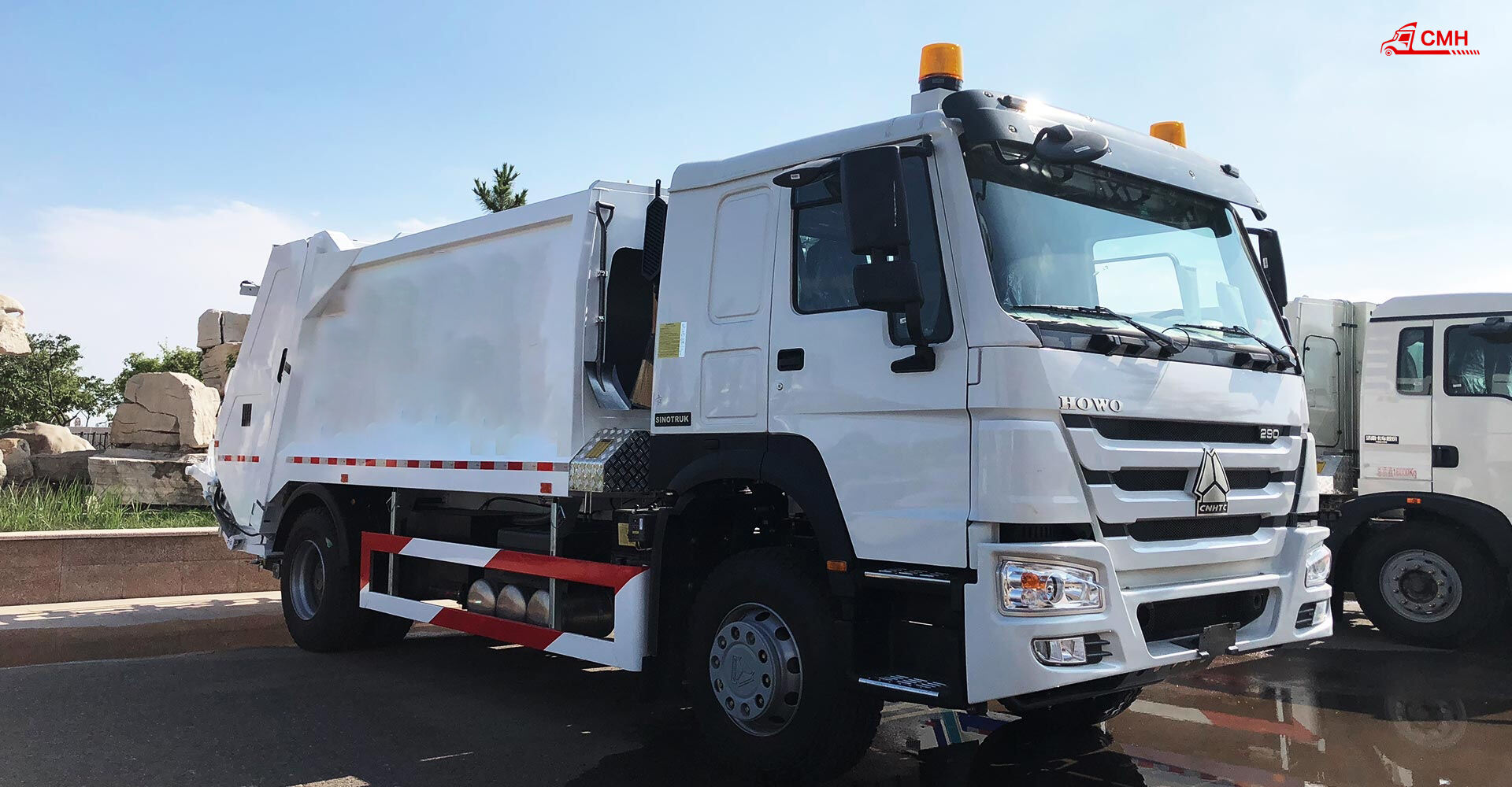 Garbage Compactor Truck