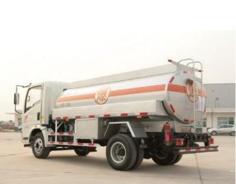 camión ligero de reabastecimiento sinotruk howo 4x2 de 3 toneladas en venta, camión pequeño de combustible