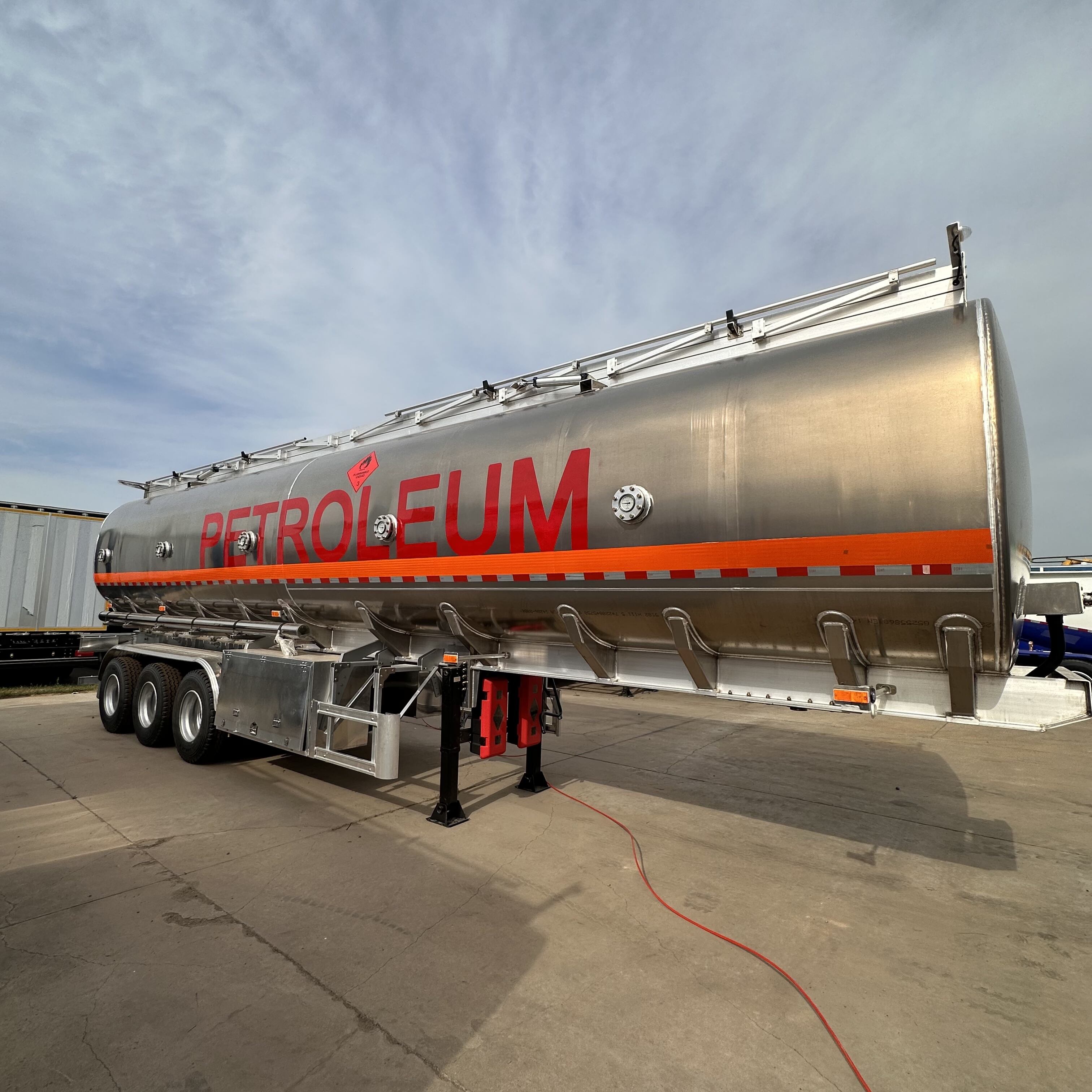 semirremolque cisterna de aleación de aluminio de 45000L con 3 ejes y suspensión neumática