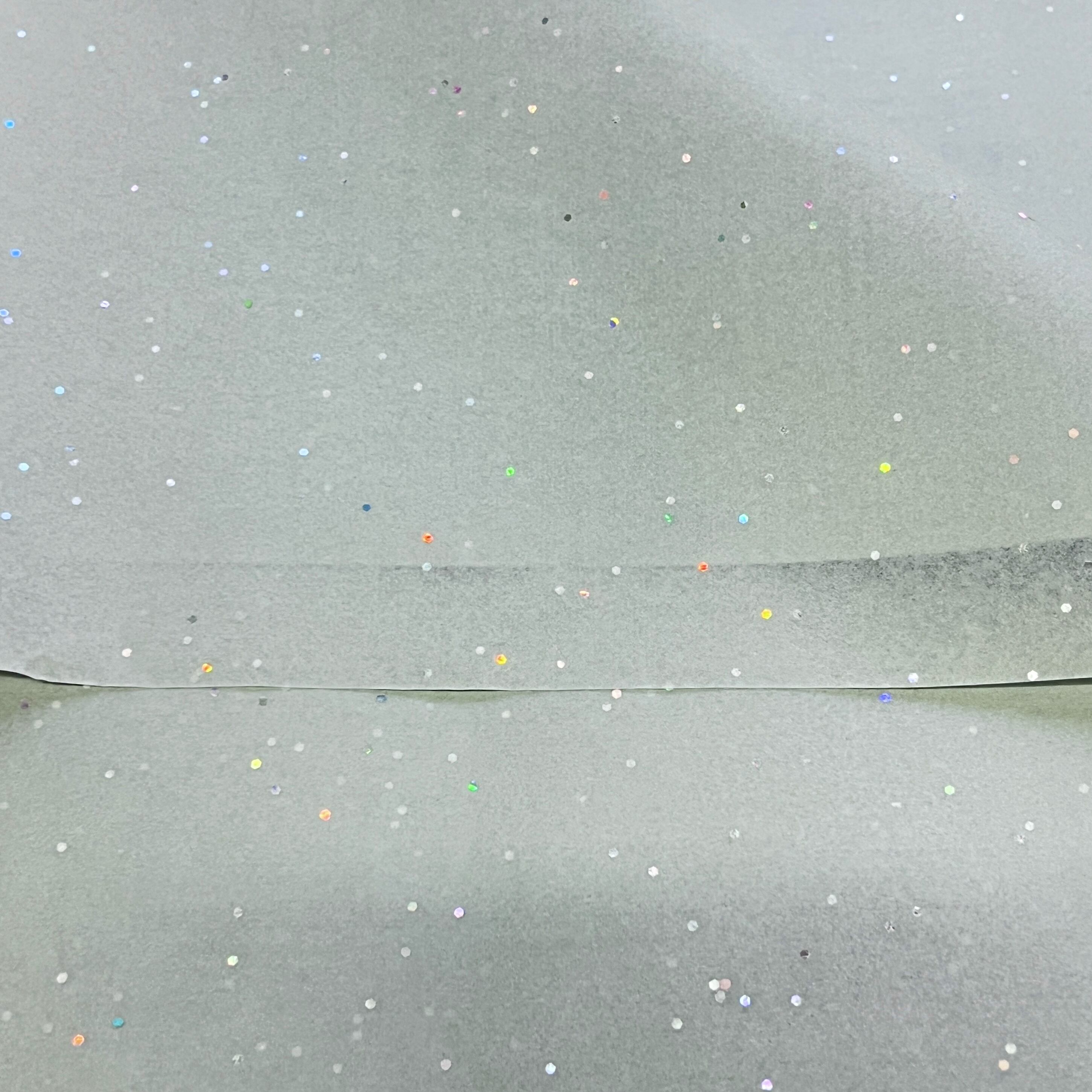 Cáilíocht agus Ilghnéitheachas Neamhchoibhneis a bhaineann le Páipéar Baincniúiteacha le Crích Mat