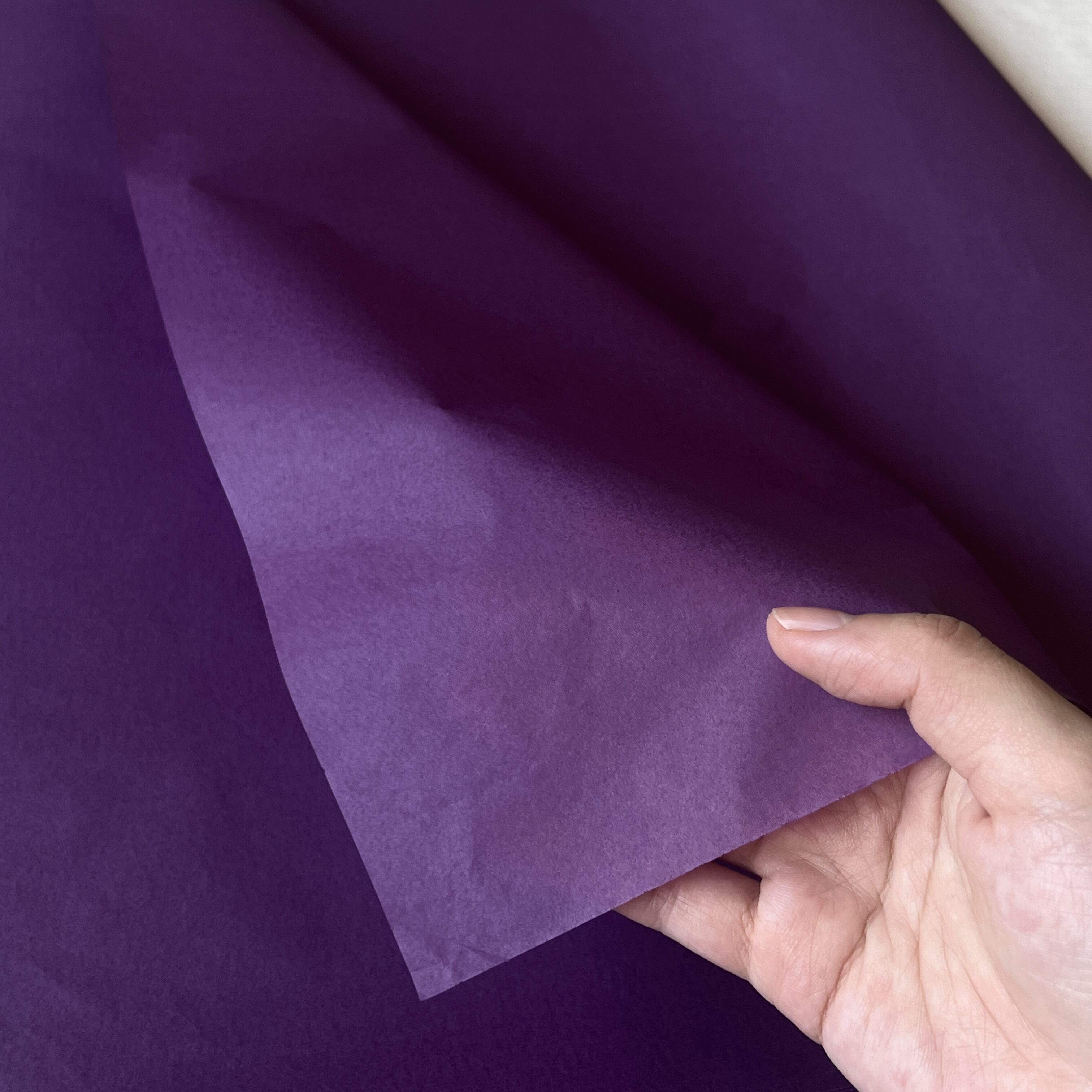 Zvyšte své balení s kustomizovaným zavinovacím potiskovým papírem