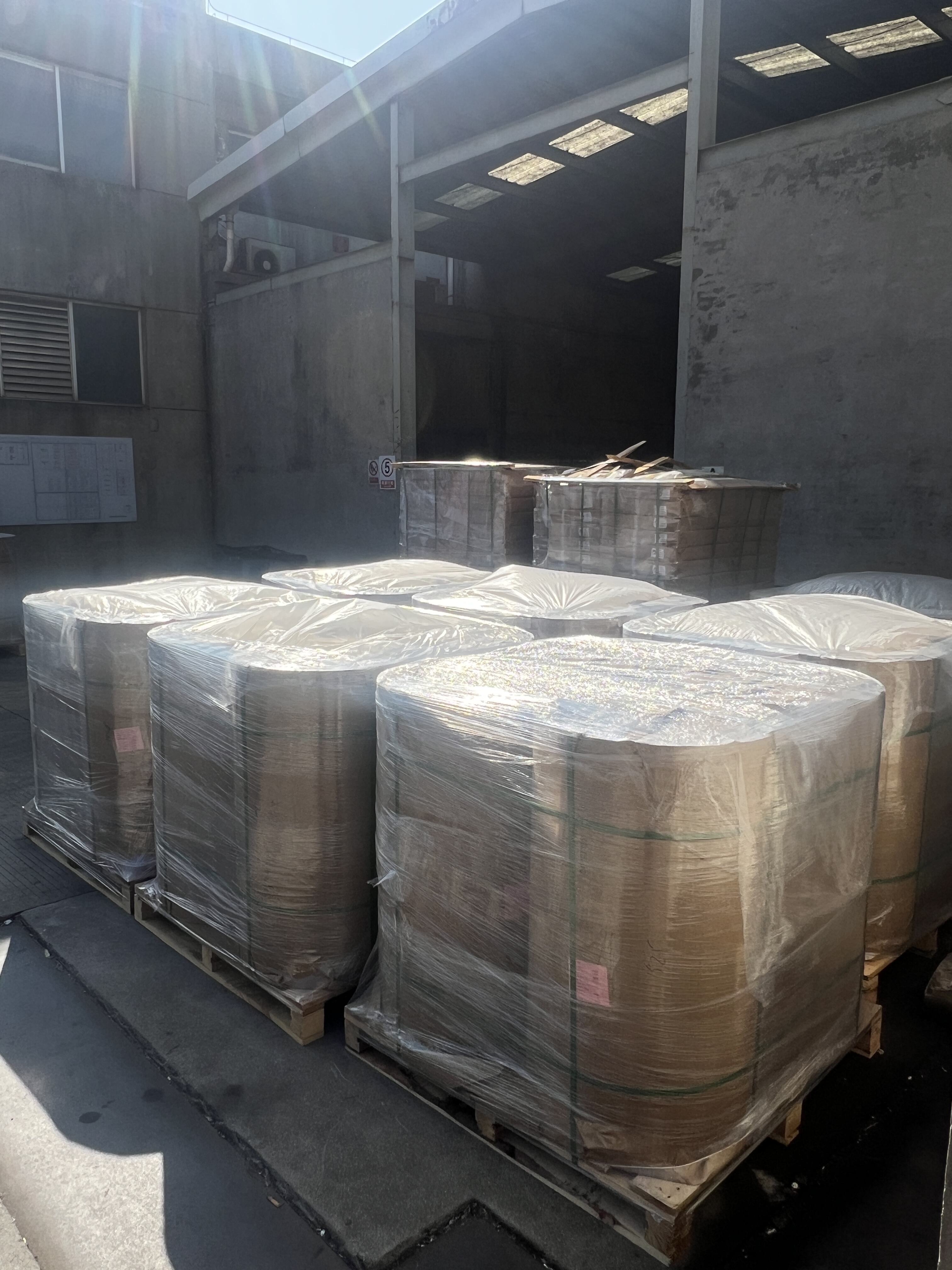 Cáilíocht agus Iolghnéitheacht Neamhchoibhneasta ar Róillí Páipéir Ealaíona Datha