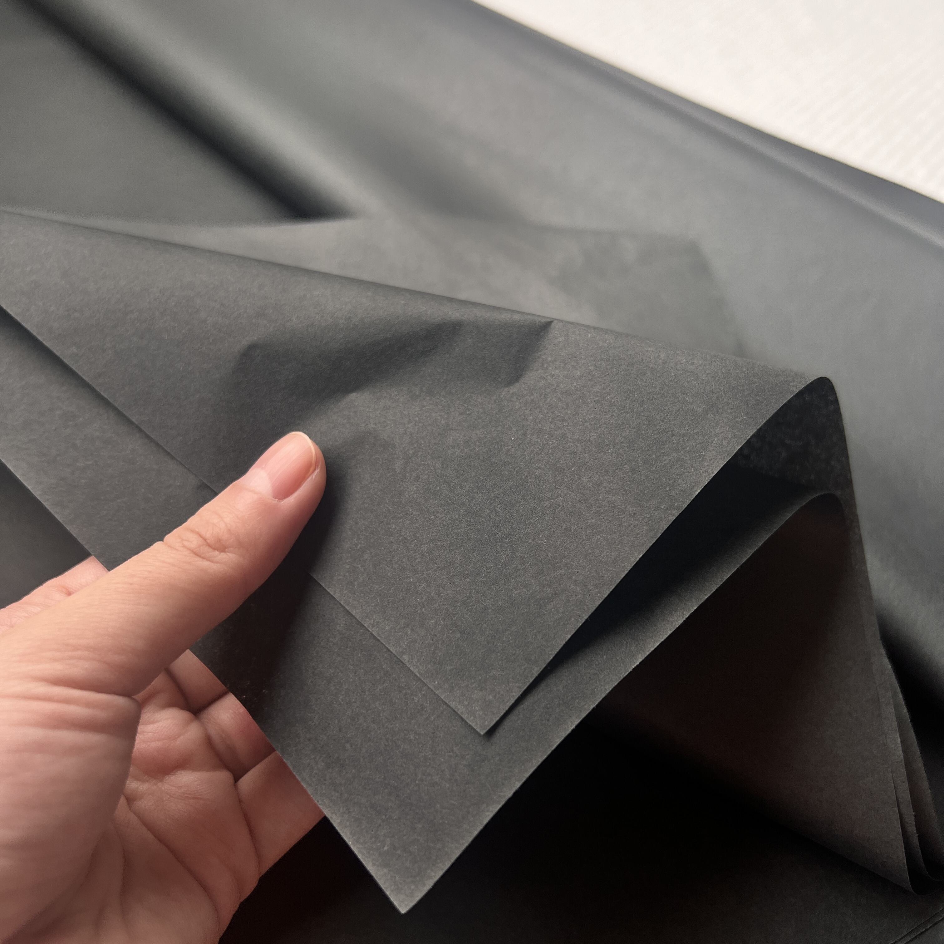 Cilësi dhe Vershatilitet i Përhapur në Artin e Letrës së Brendshme të Zezë