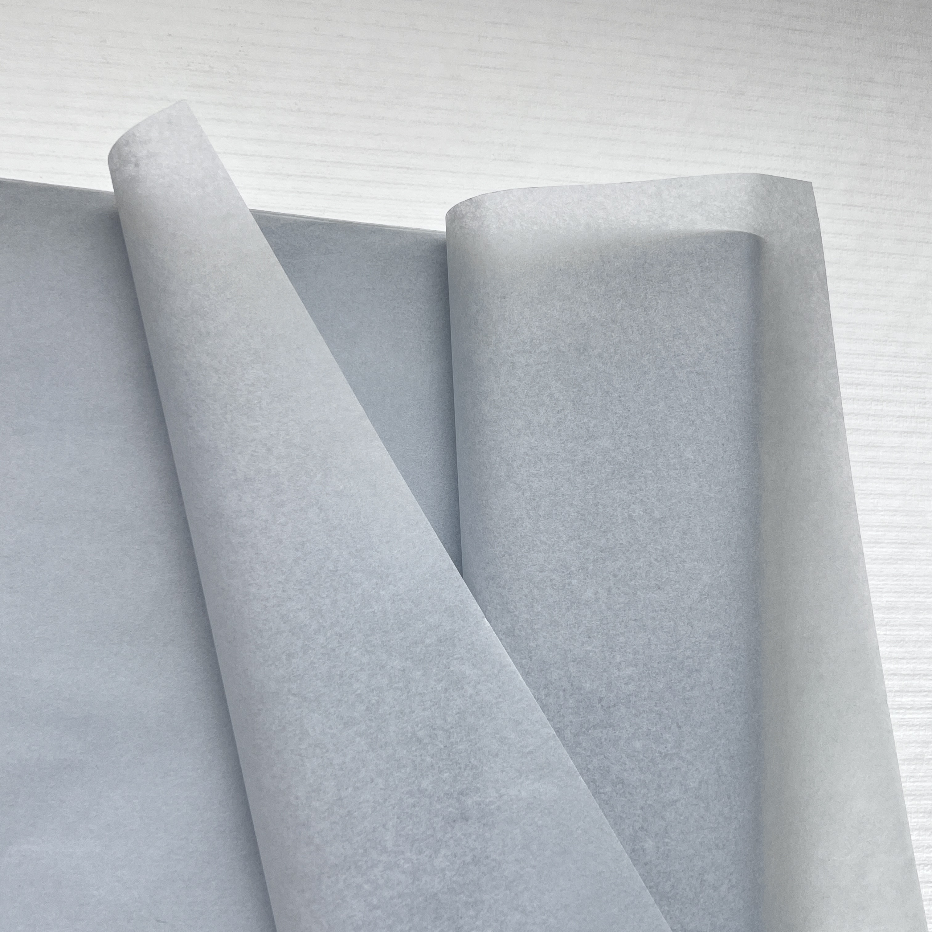 Wie farbiges Geschenkpapier im Sonderdruck mit 14–40 g/m² sich an verschiedene Produktgrößen anpasst