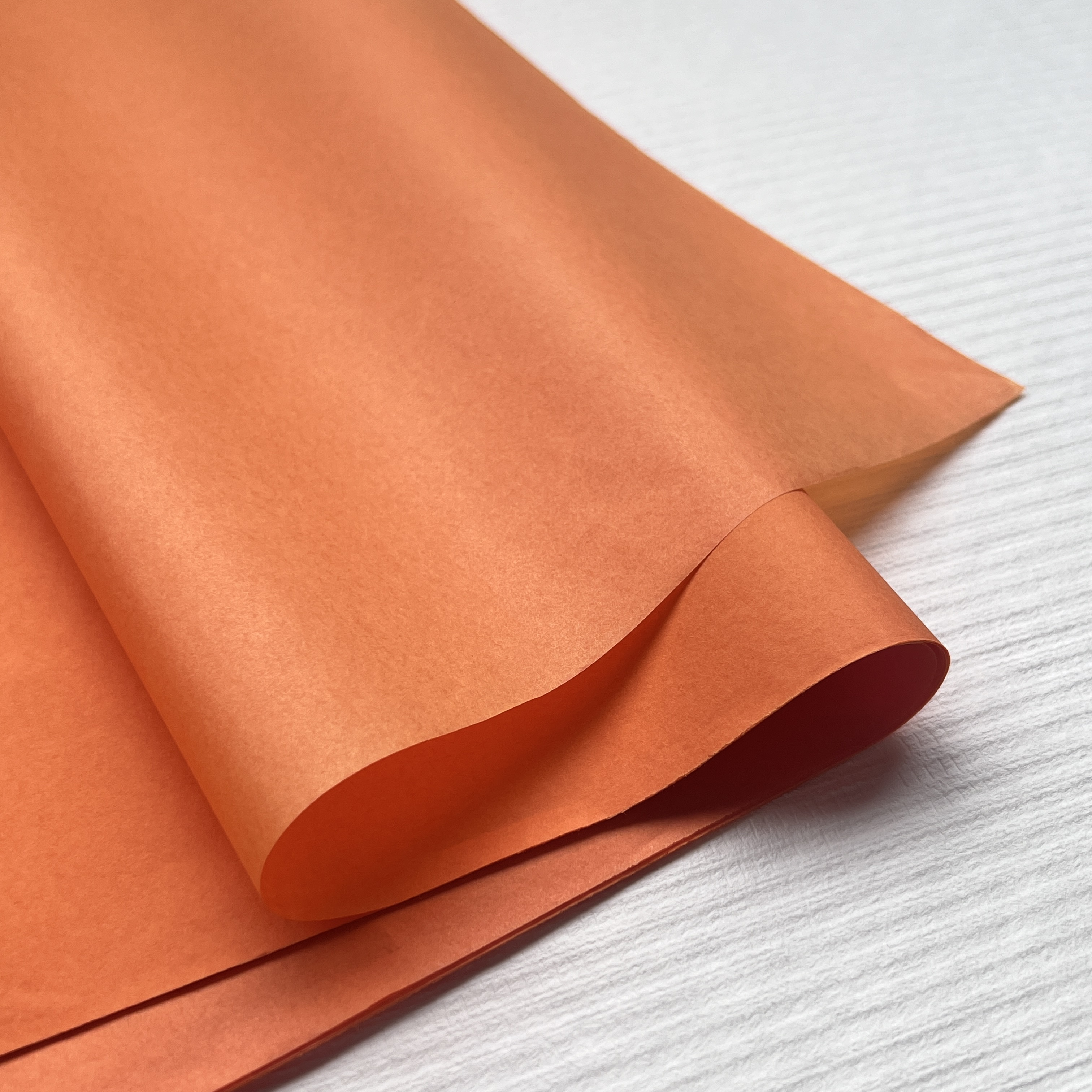 Tips til at lave smukke papirlanterner af farvet tissuepapir