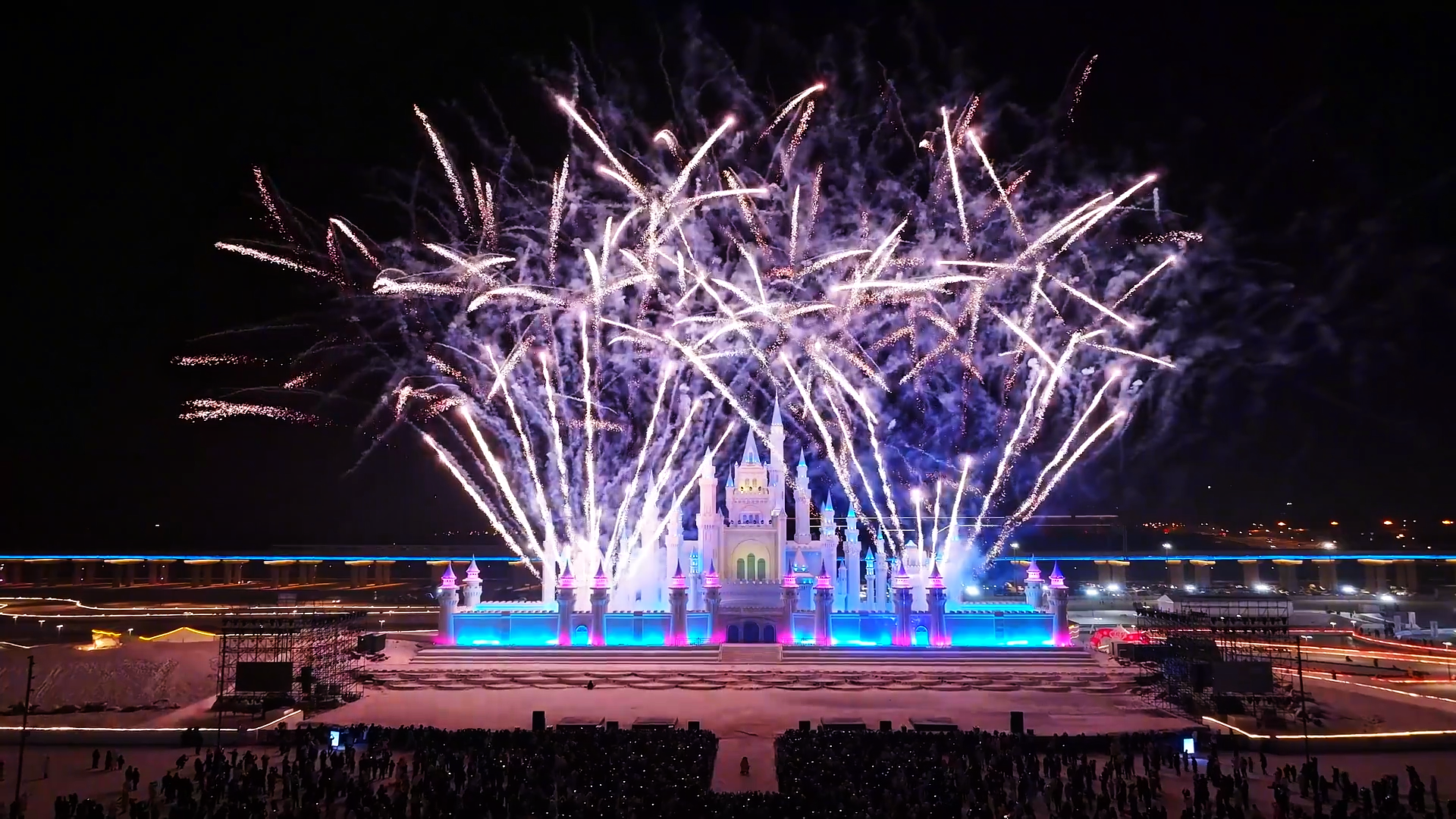 Hunan Fireworks Light Up Changchun's Siji Nanhe New Year's Eve Celebration