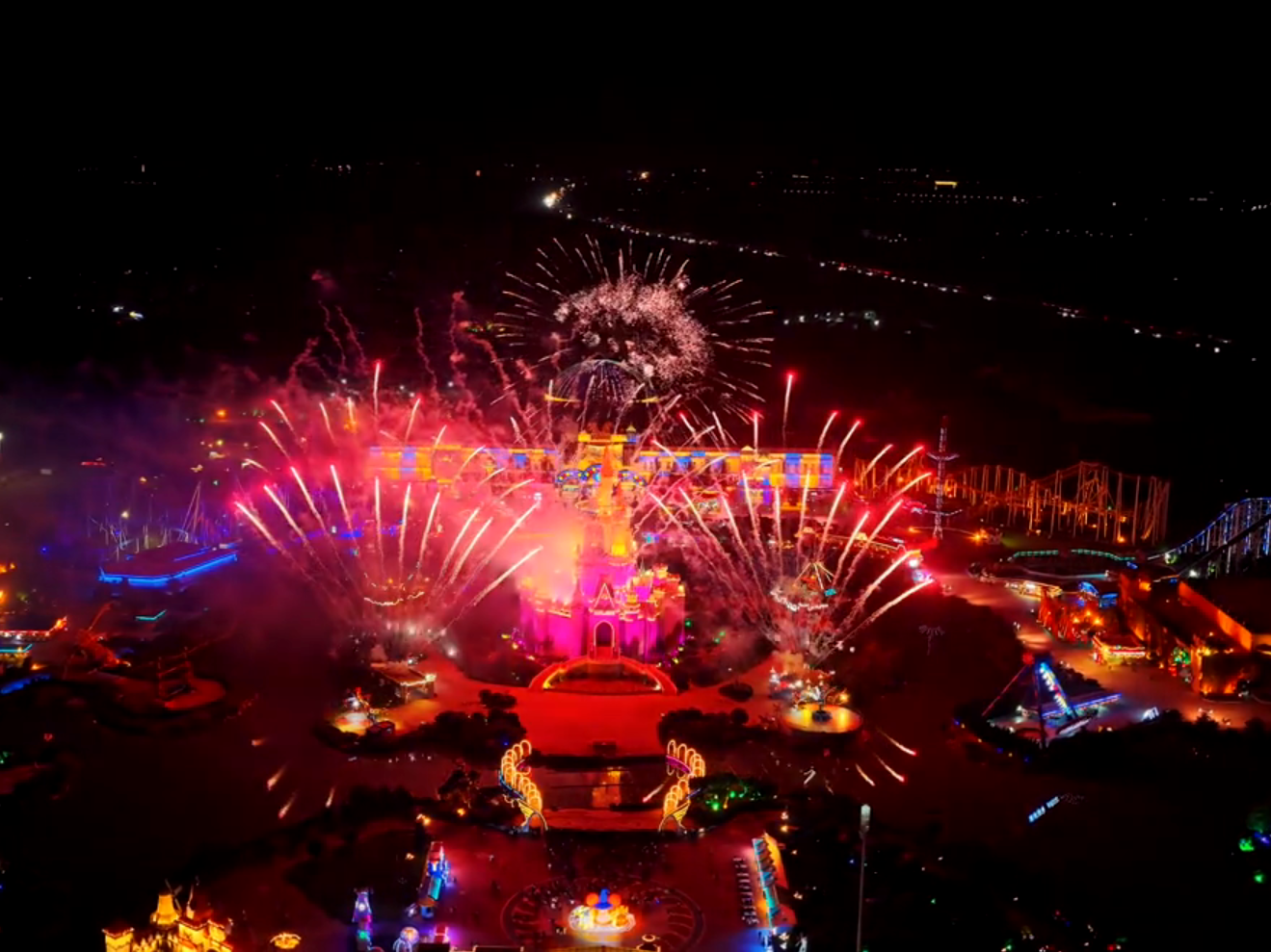 Fireworks Illuminate Halloween Night: Jinan Oulebao Carnival Extravaganza