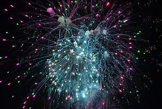 Por que Entusiastas de Fogos de Artifício Profissionais Preferem os Fogos de Artifício Hunan Cake