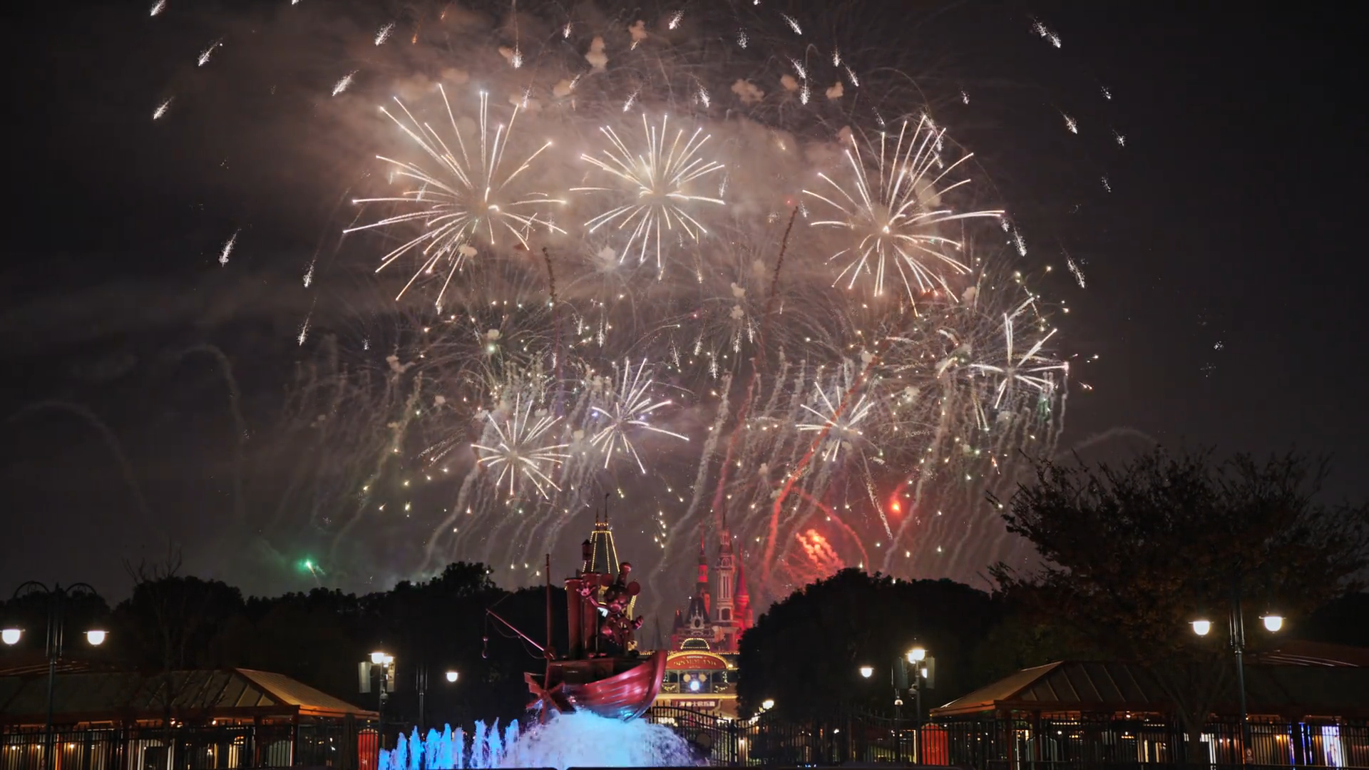 Hong Kong Disneyland 2026 New Year's Eve Fireworks Show Completes Testing