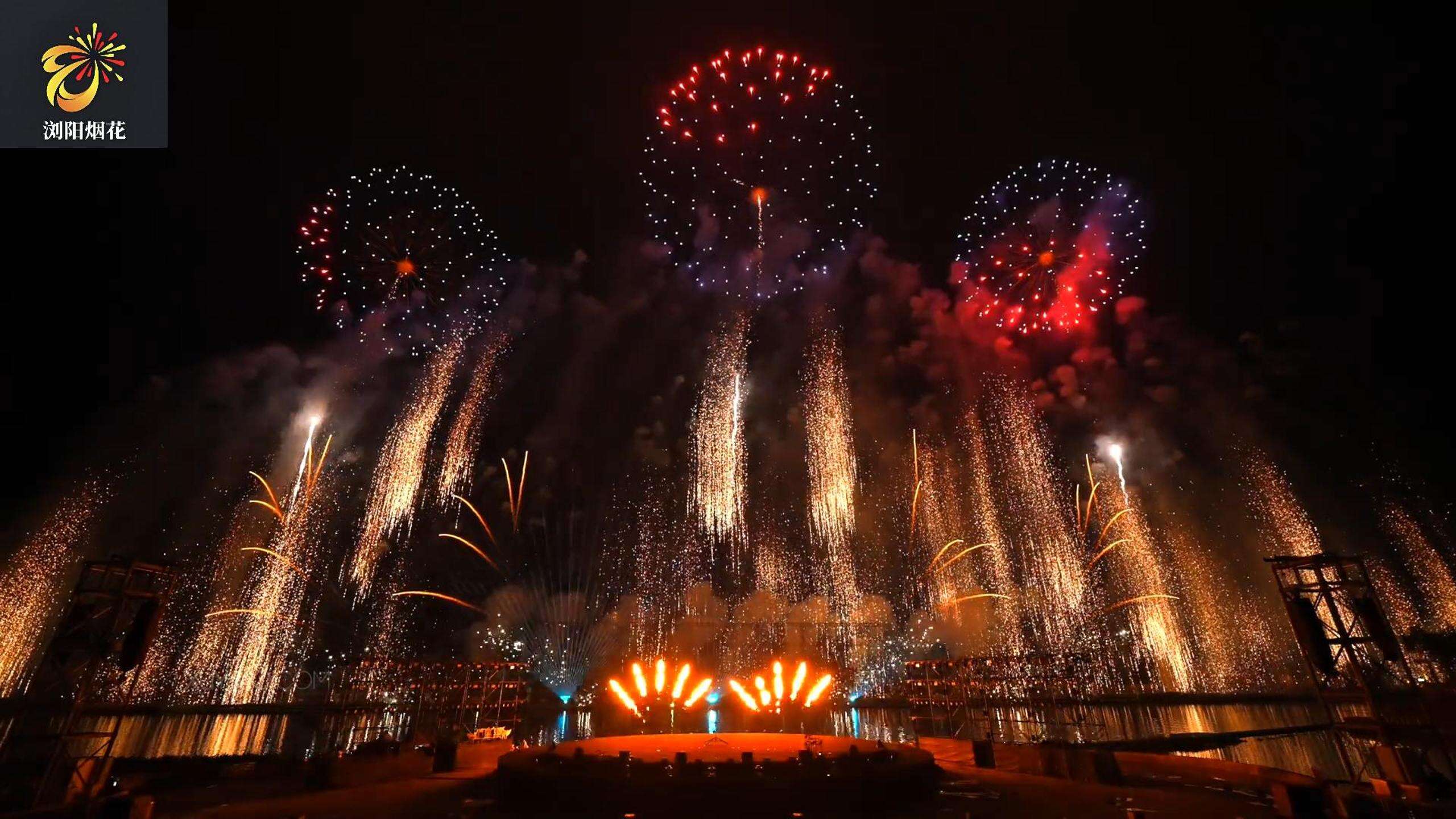 Societas nostra spectacula professionalia de focis artificiis ad Lutiangensem Exhibitionem Pyrotechnicorum Sabbati praebebatur.