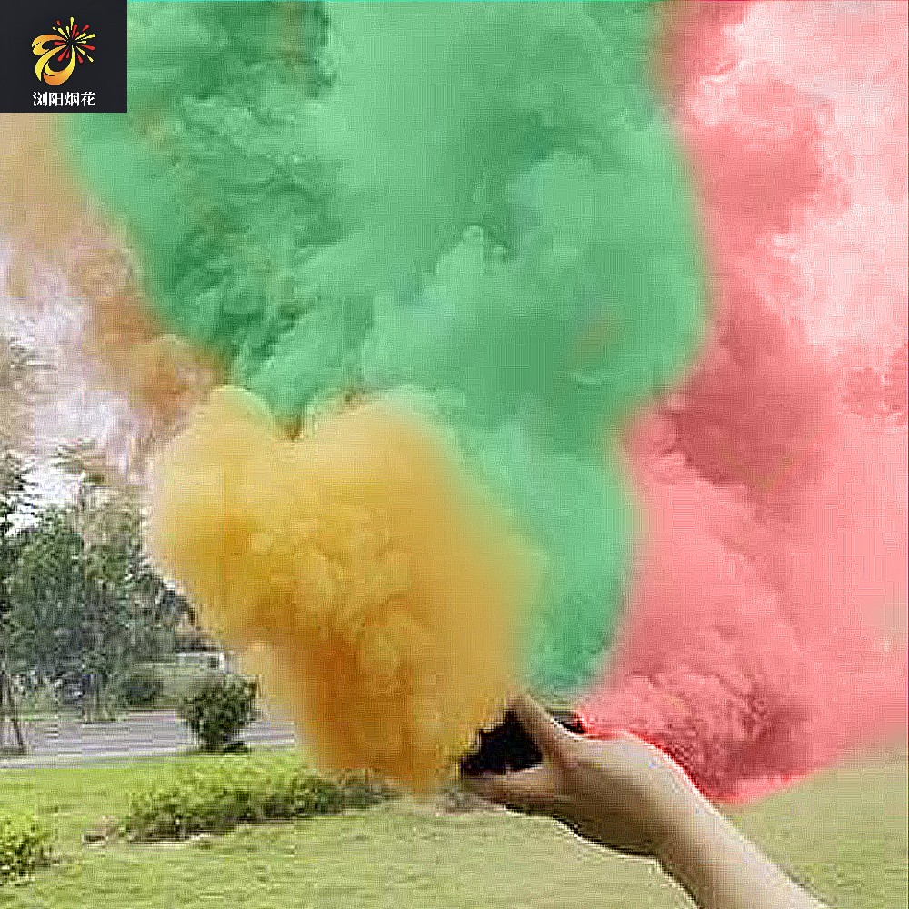 Advantages of Using Colorful Smokes in Wedding Photography