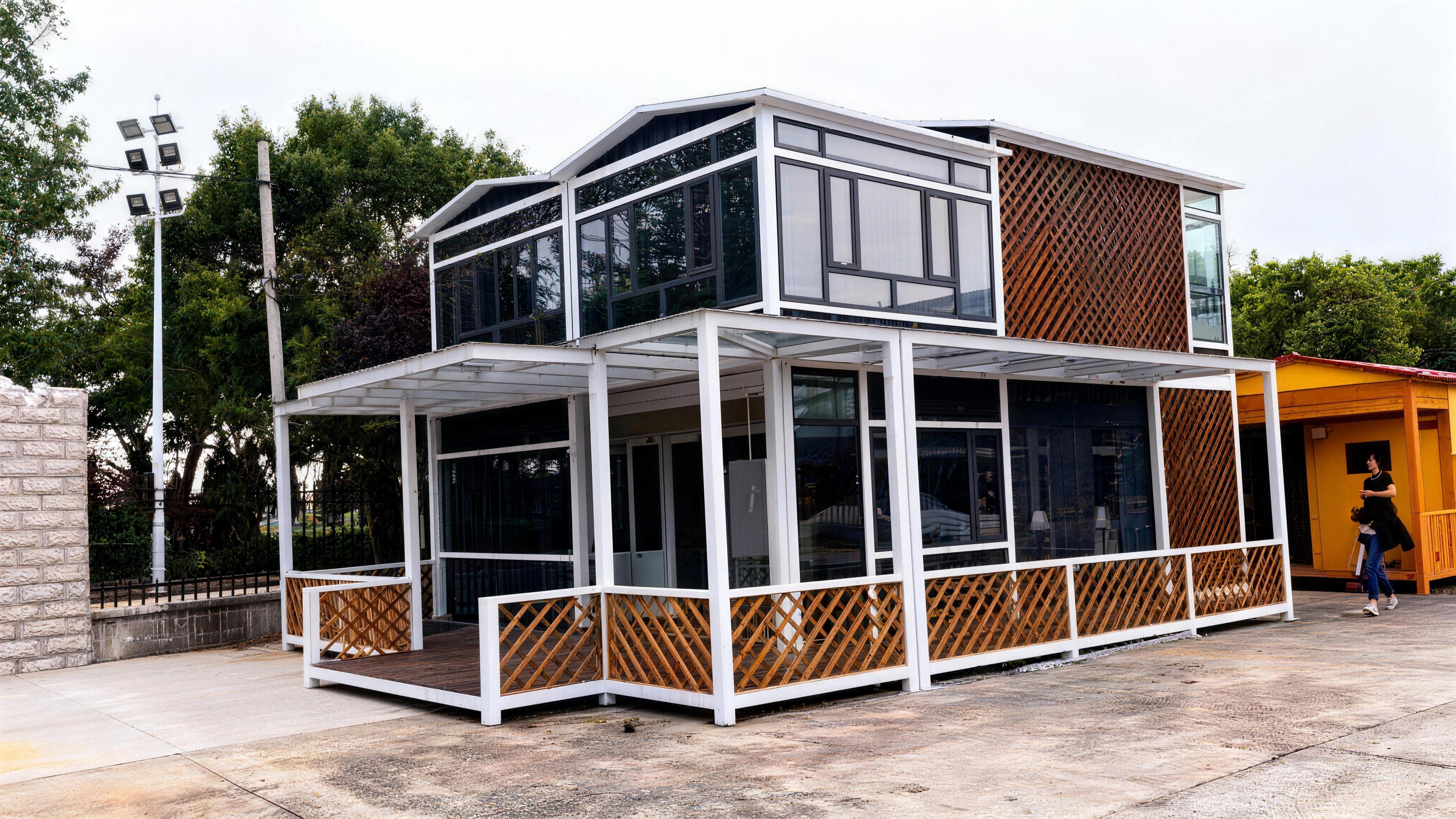 What's the Difference Between Light Steel Villas and Mobile Panel Houses?