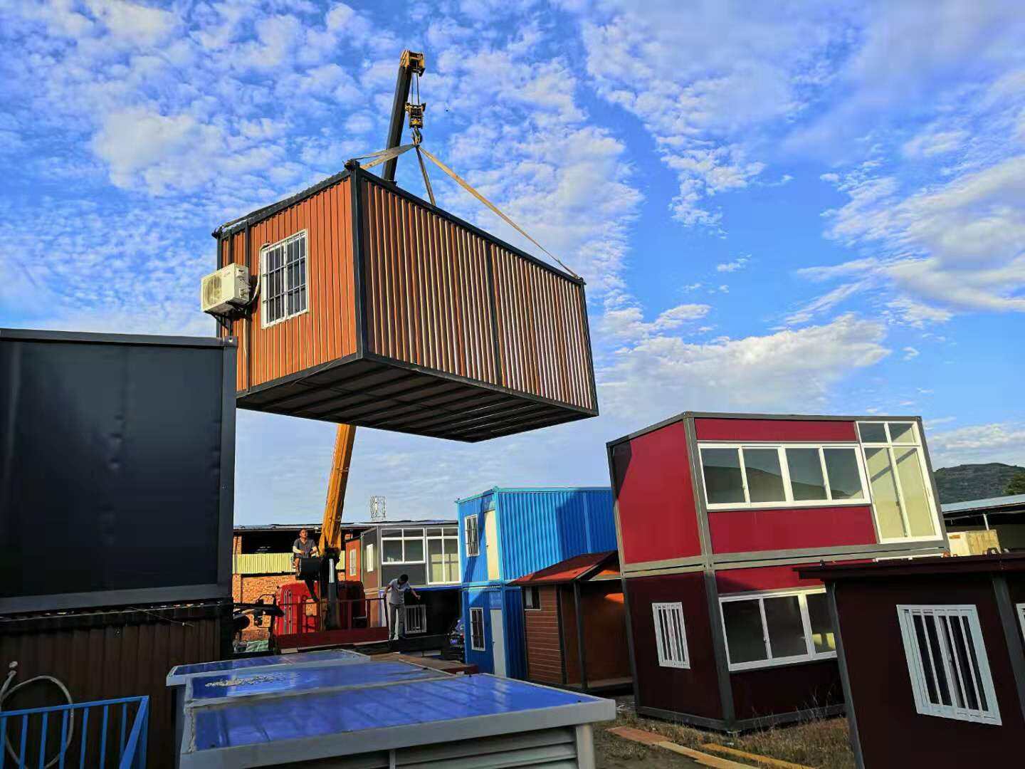 Forhåndsbyggede containerhuse – færdige modulhuse leveret og installeret