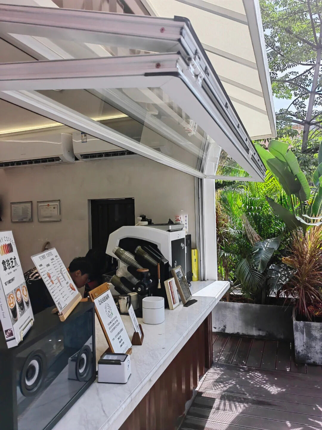 jizhuangxaingkafeiwu (6).jpg