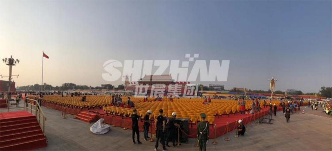 Voor de 70e verjaardag werden de tribunes aan weerszijden van de nationale vlag op het Tiananmenplein opgericht