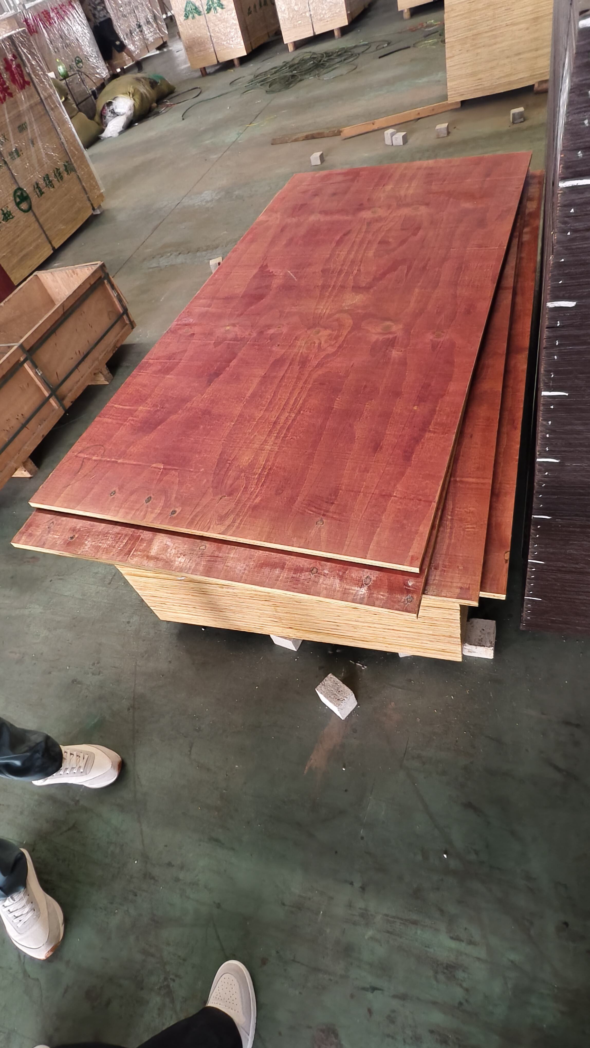 Quae sunt utilitates tabulati laminati pelliculati rubri 12 mm 8×4?