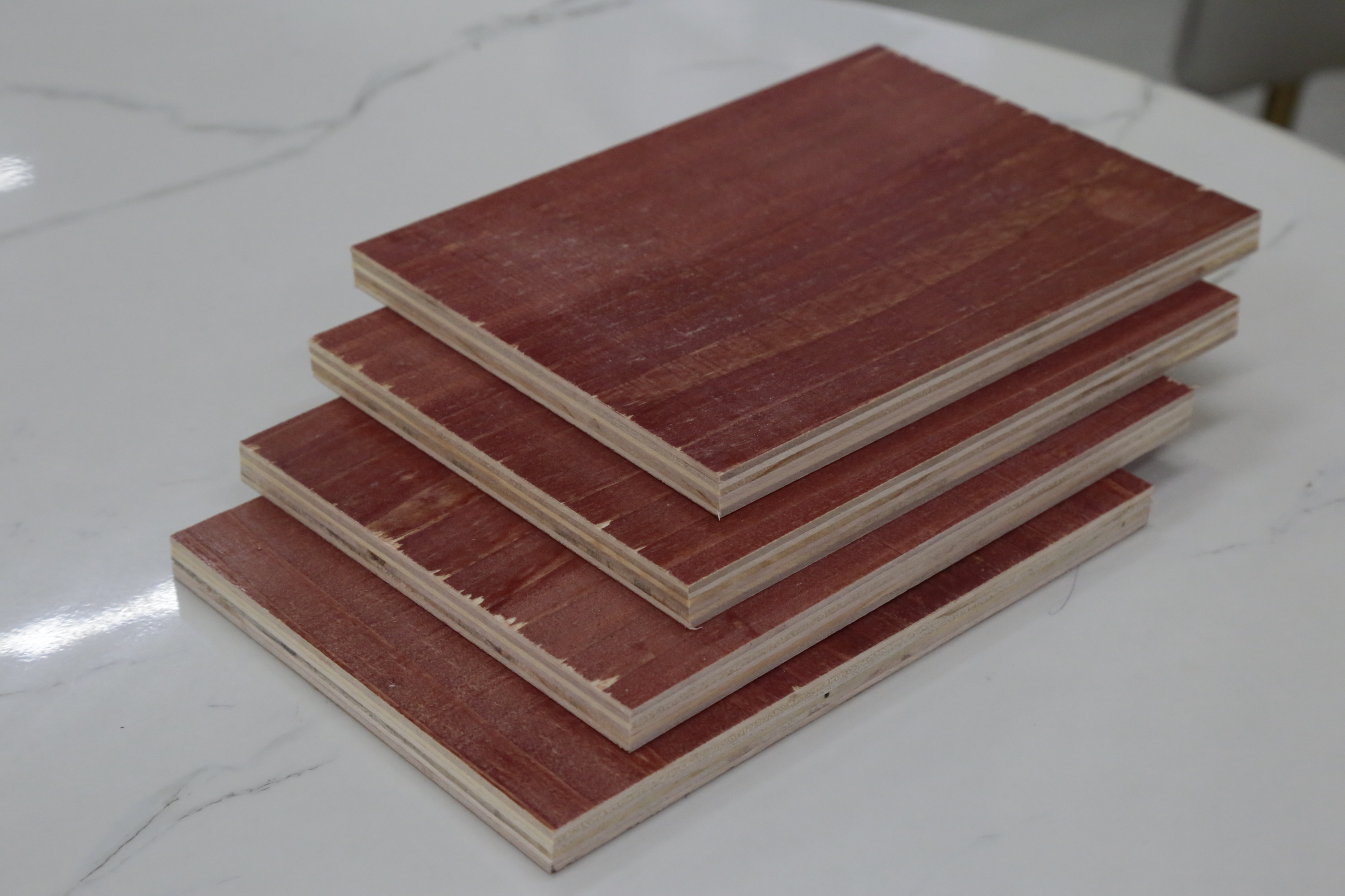 Quae sunt Commoda Usus 12 mm Rubri Laminati Tabulati in Pelliculam Filmicam in Aedificiis Tuis?