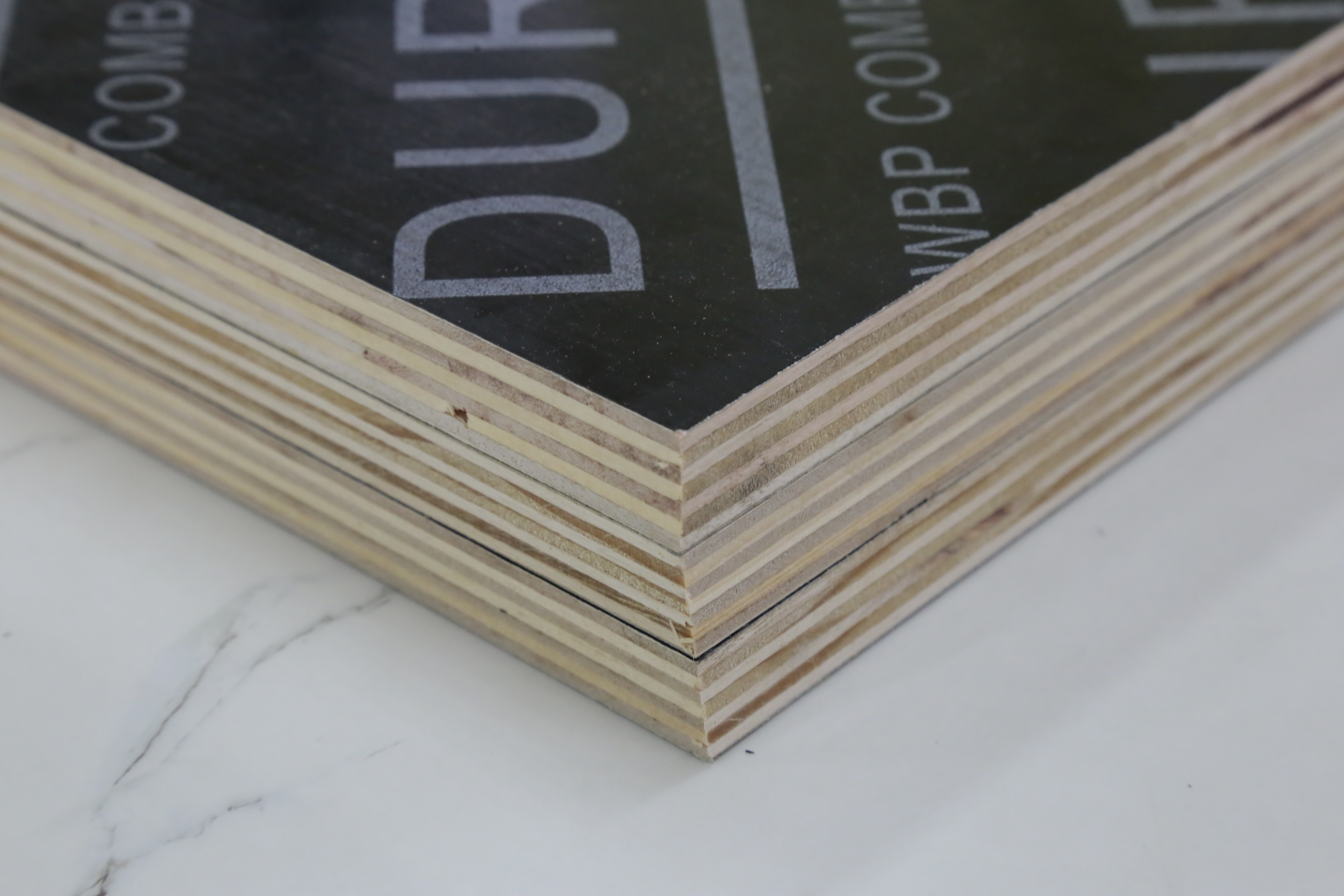 Quae Sunt Praecipua Lucra Usus Plywood Foliis Picturatis in Aedificando?