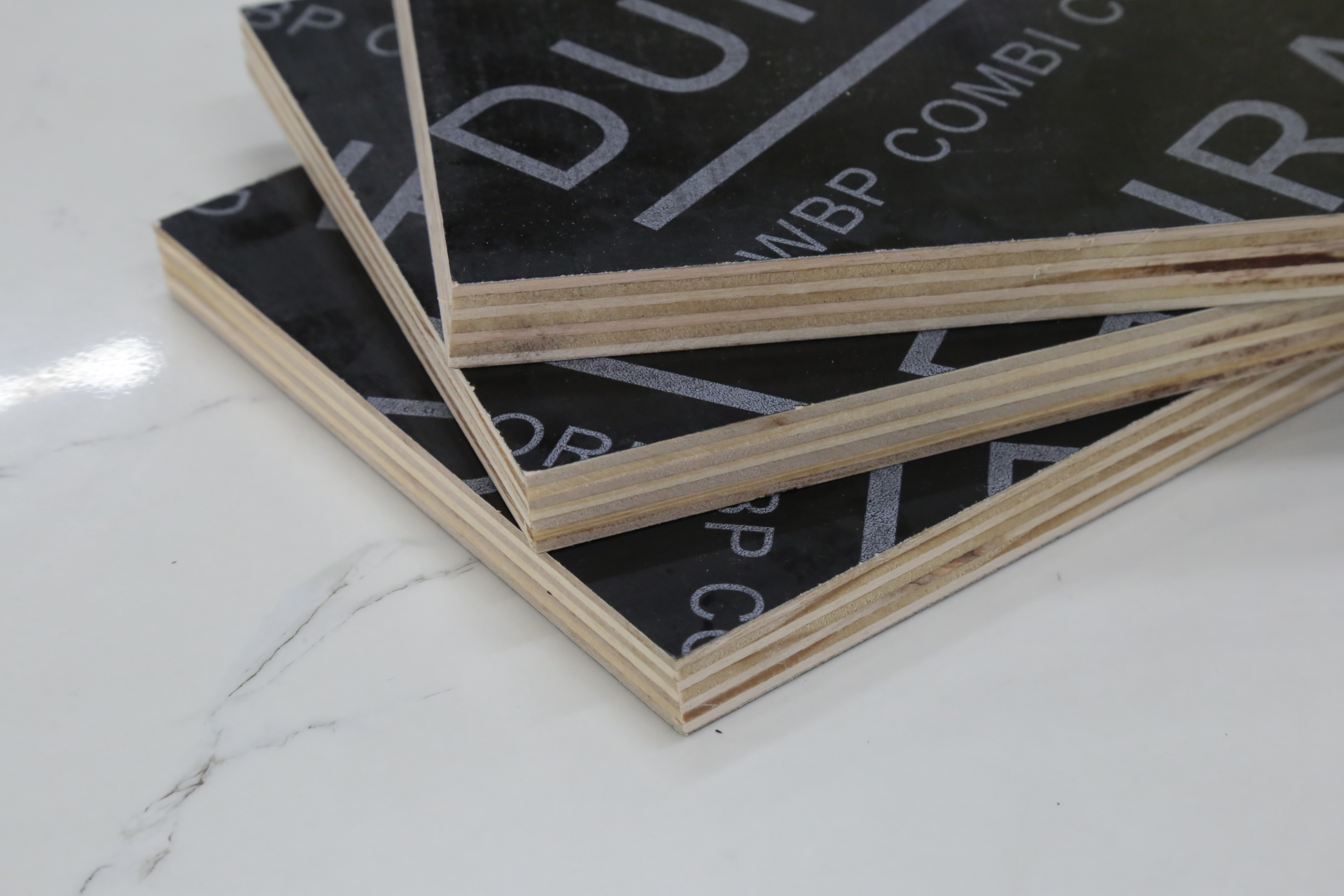 Quomodo Plywood Foliis Picturatis Durabilitatem in Operibus Aedificandi Augmentat