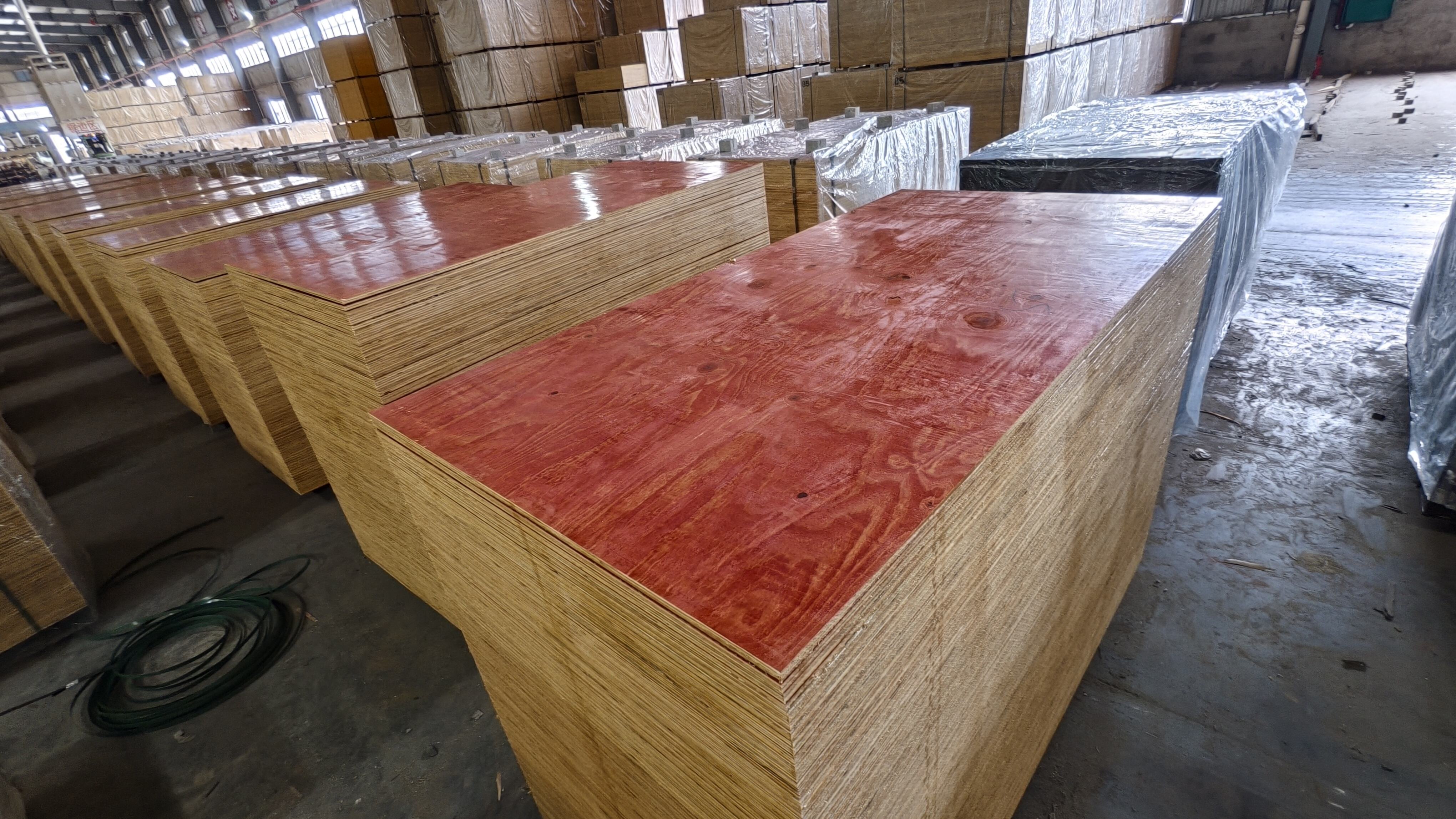 Ubi repere suppeditatores fidissimos laminati rubri 12 mm pellicula obducti ad magnas ordinationes