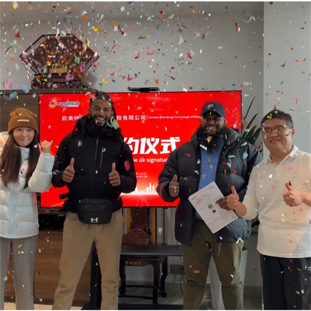 Khách hàng từ Đảo Réunion, Pháp tham quan nhà máy Omitech và đặt hàng ngay hai máy xúc