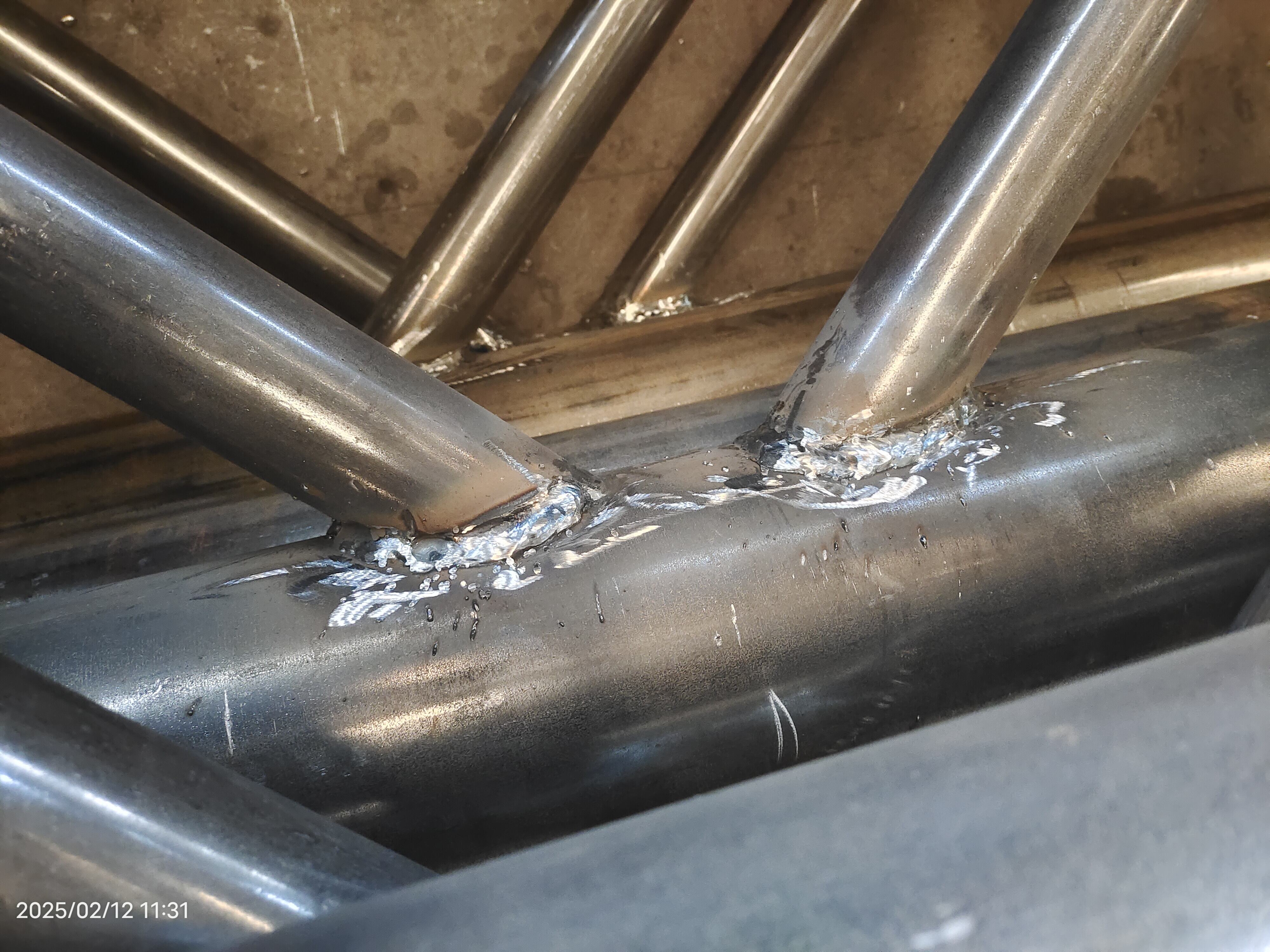 Maximizar la eficiencia y la calidad en la producción de piezas soldadas