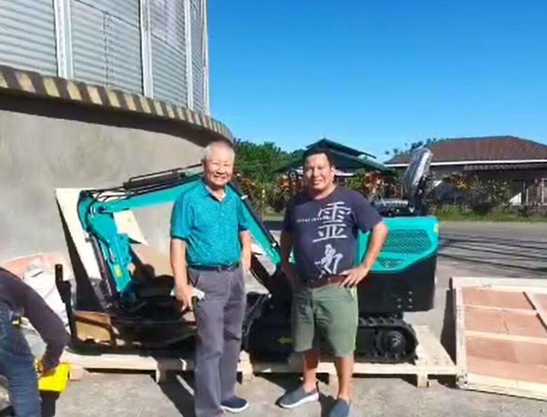 The quality of the excavator is very good. It also comes with an instruction manual and tool box. I am very satisfied with this purchase and recommend this company.