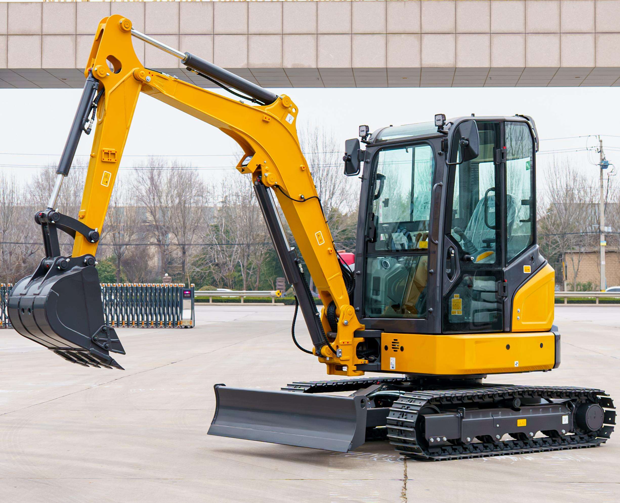 Nuovo escavatore mini giallo, il più efficiente da 3,5 tonnellate, di ottima qualità, con oscillazione laterale del braccio superiore, in offerta