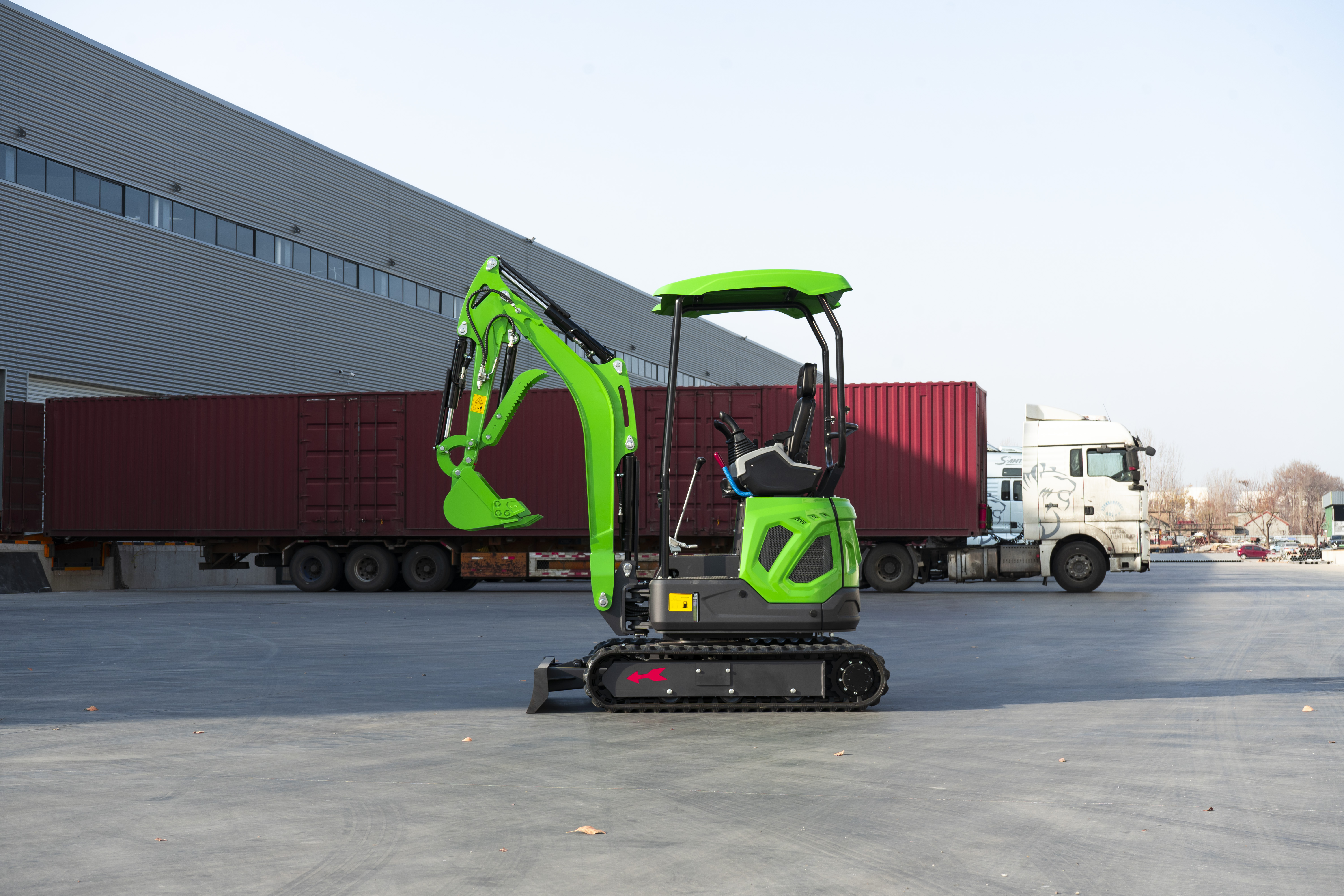 NM-18 – více zelených rypadel; vysoce účinné rypadlo s nosností 1,8 tuny s bočním kýváním horního ramene – akční nabídka