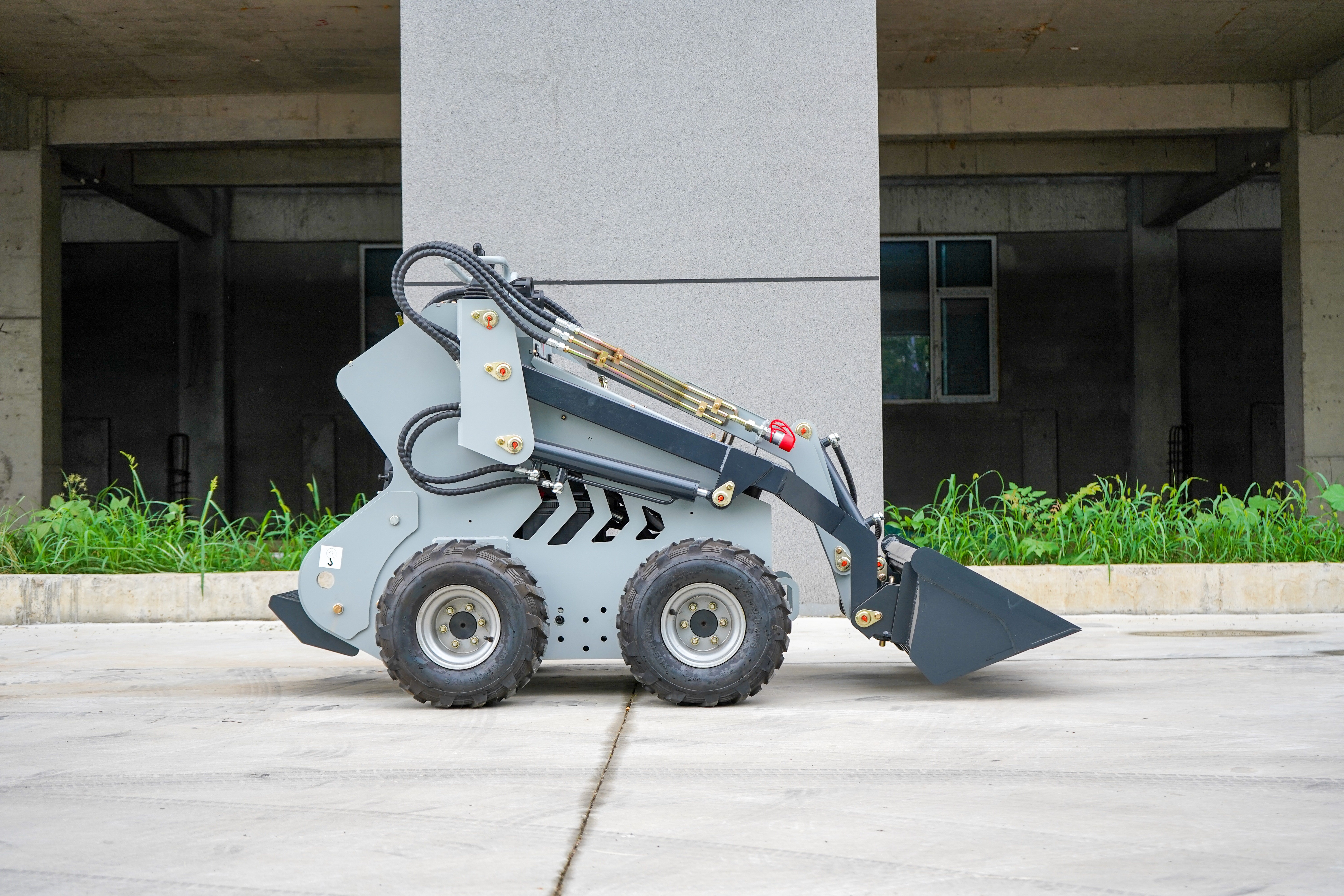 Skid Steer Front End Loader – Is-Soluzzjoni Konstruttiva Kumpatta Finali
