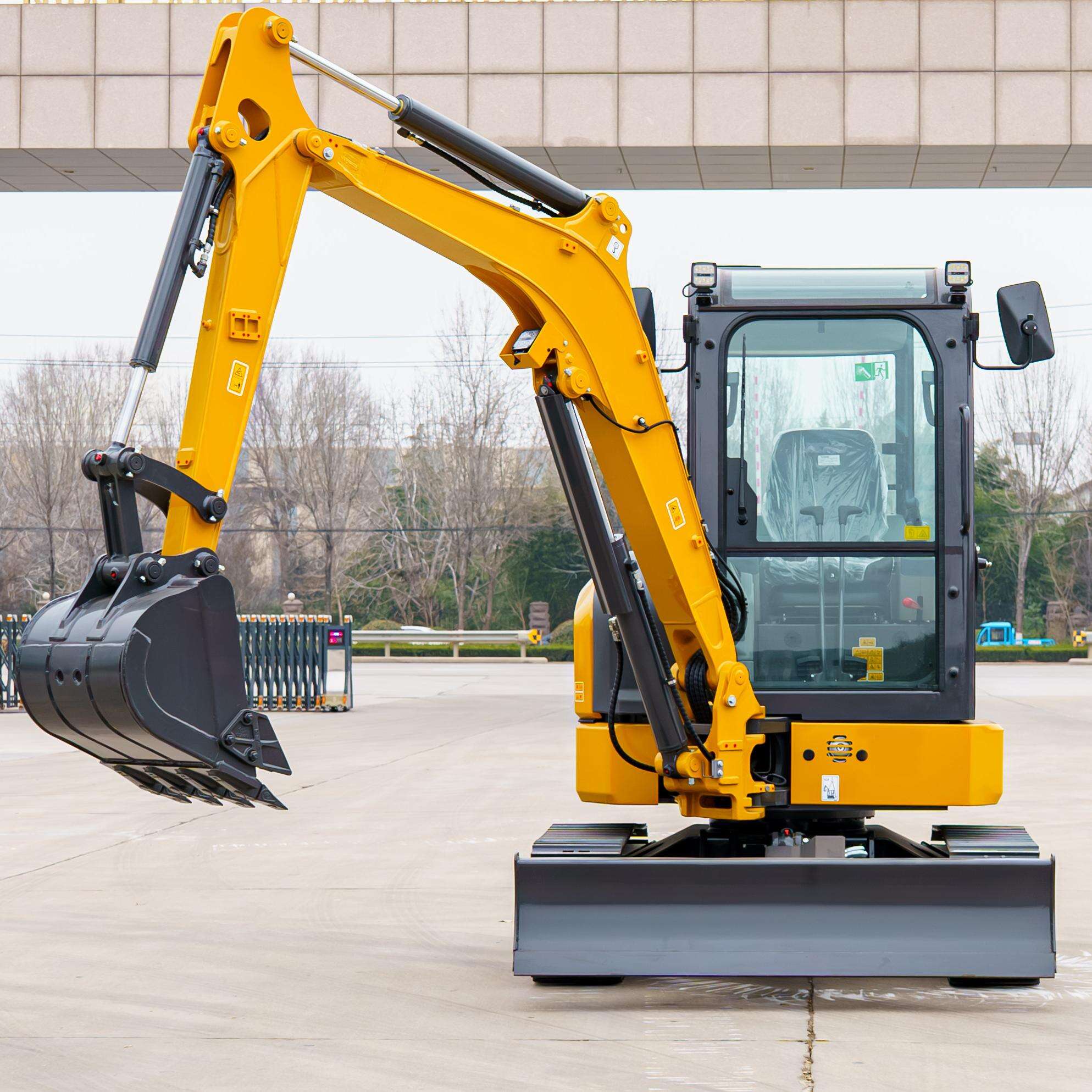 Nuova minipale gialla da 3,5 ton con braccio superiore di alta qualità e movimento laterale oscillante, la più efficiente in offerta