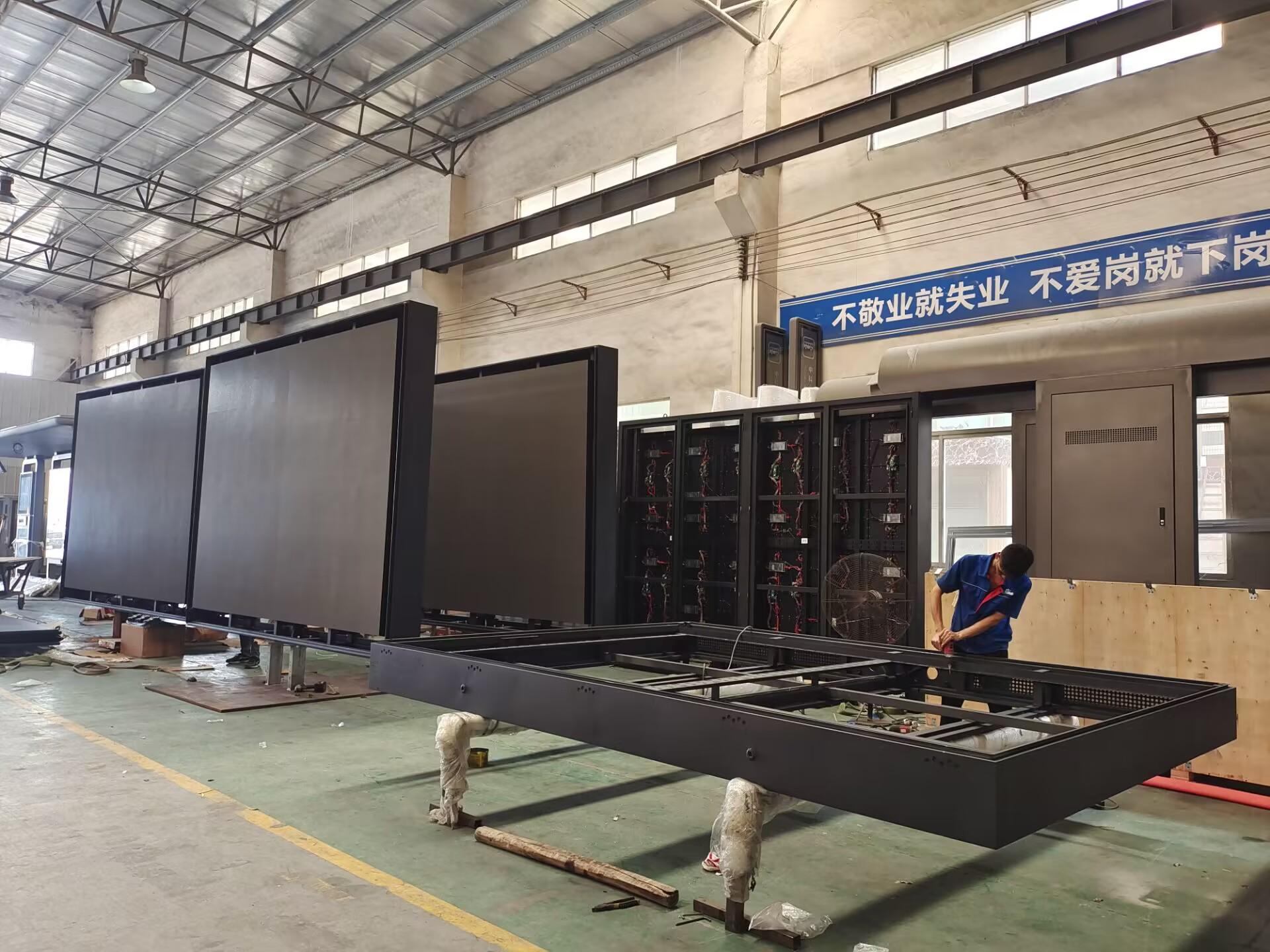 Applications of Outdoor LED Billboards in Advertising