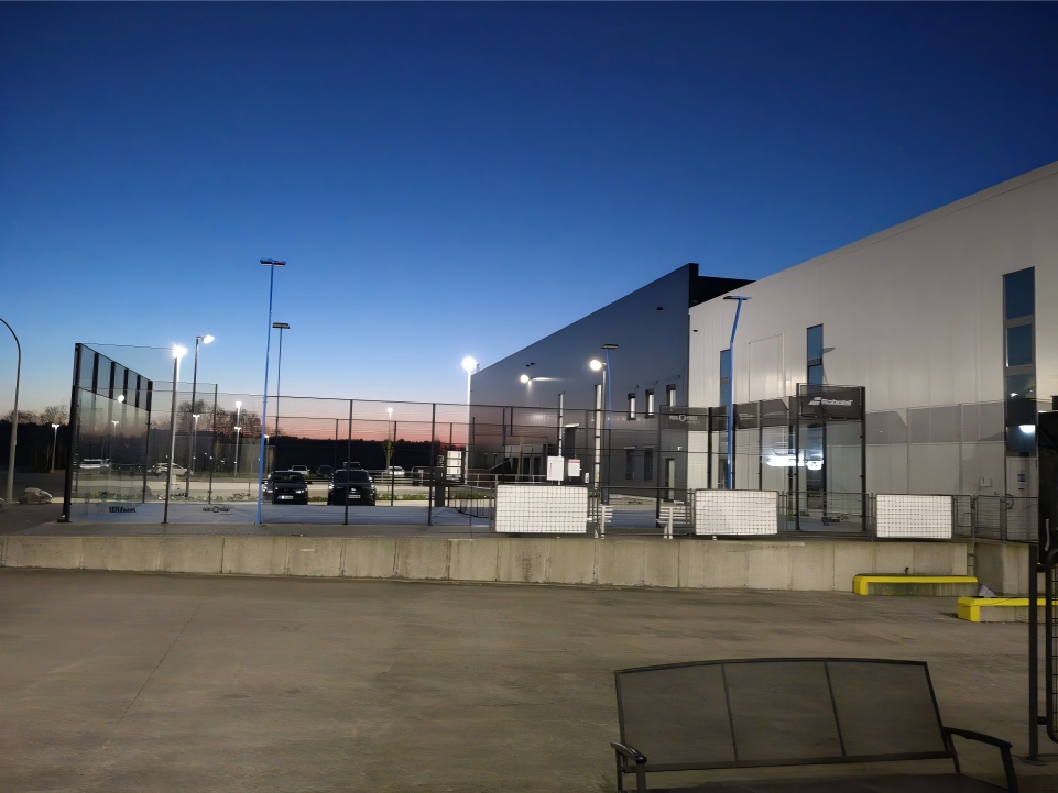 Verwandeln Sie Ihren Raum mit einem privaten Padelplatz