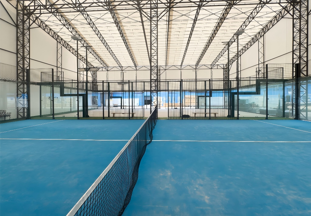 Trasforma il tuo spazio con campi da padel al coperto