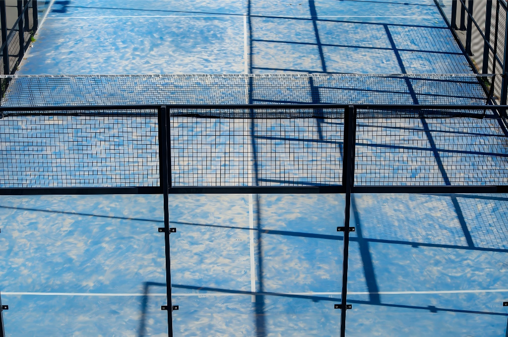 Eleva il tuo gioco con campi da padel premium