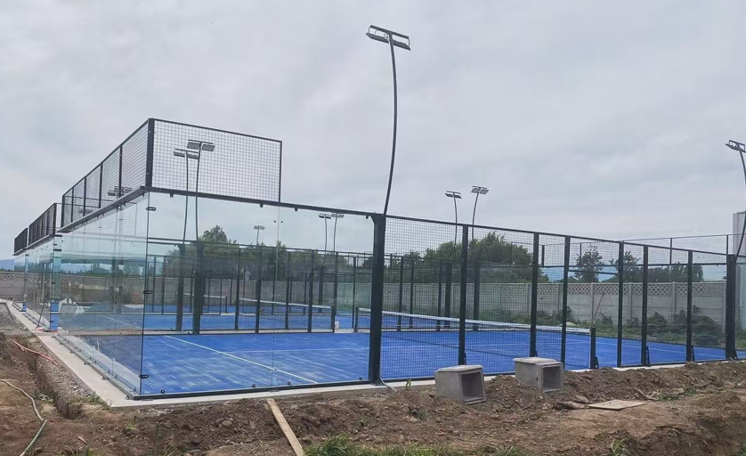 Trasforma il tuo gioco con i nostri campi da padel mobili per esterni