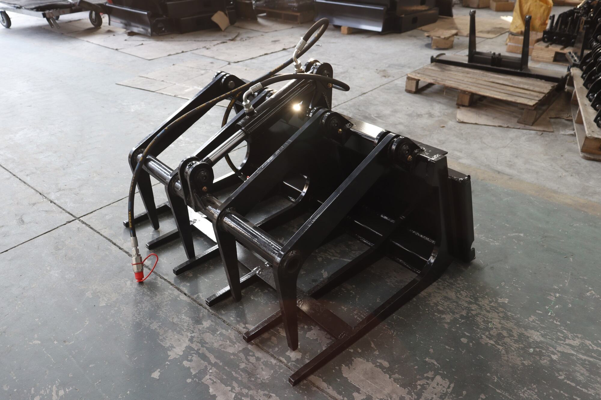 Zajemalnik za miniloader z hidravličnim pogonom se pohvali z napredno hidravlično tehnologijo, ki omogoča brezhibno delovanje in neprekosljeno