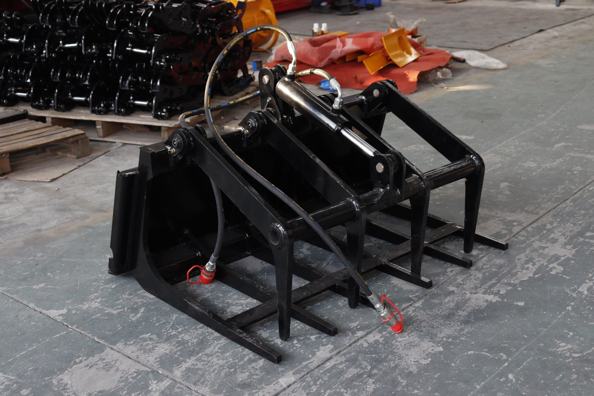 Nepremagljiva zmogljivost z oprijemalom za miniloaderje z vlečno kolesno napravo