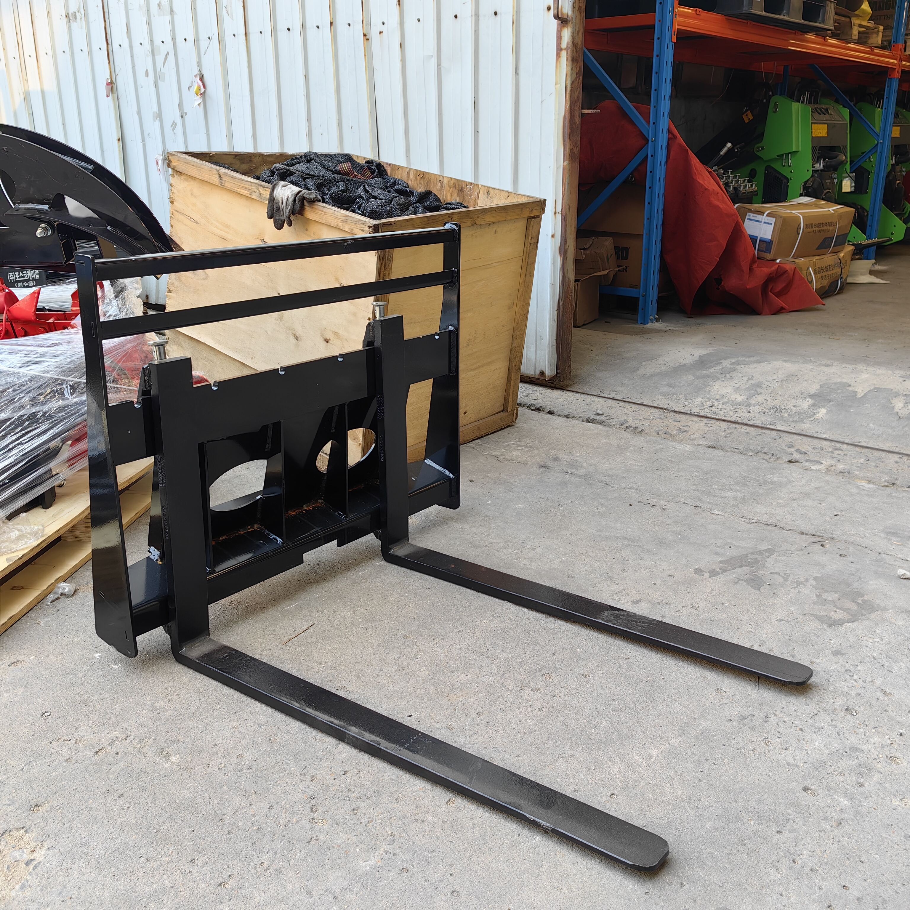 Neprekosljiva zmogljivost in večnamenskost ročnih nakladalnikov z vilicami