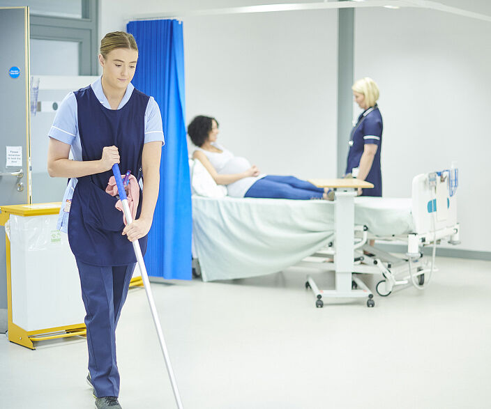 How Microfiber Disposable Mop Pads Improve Cleaning Efficiency in Modern Facilities