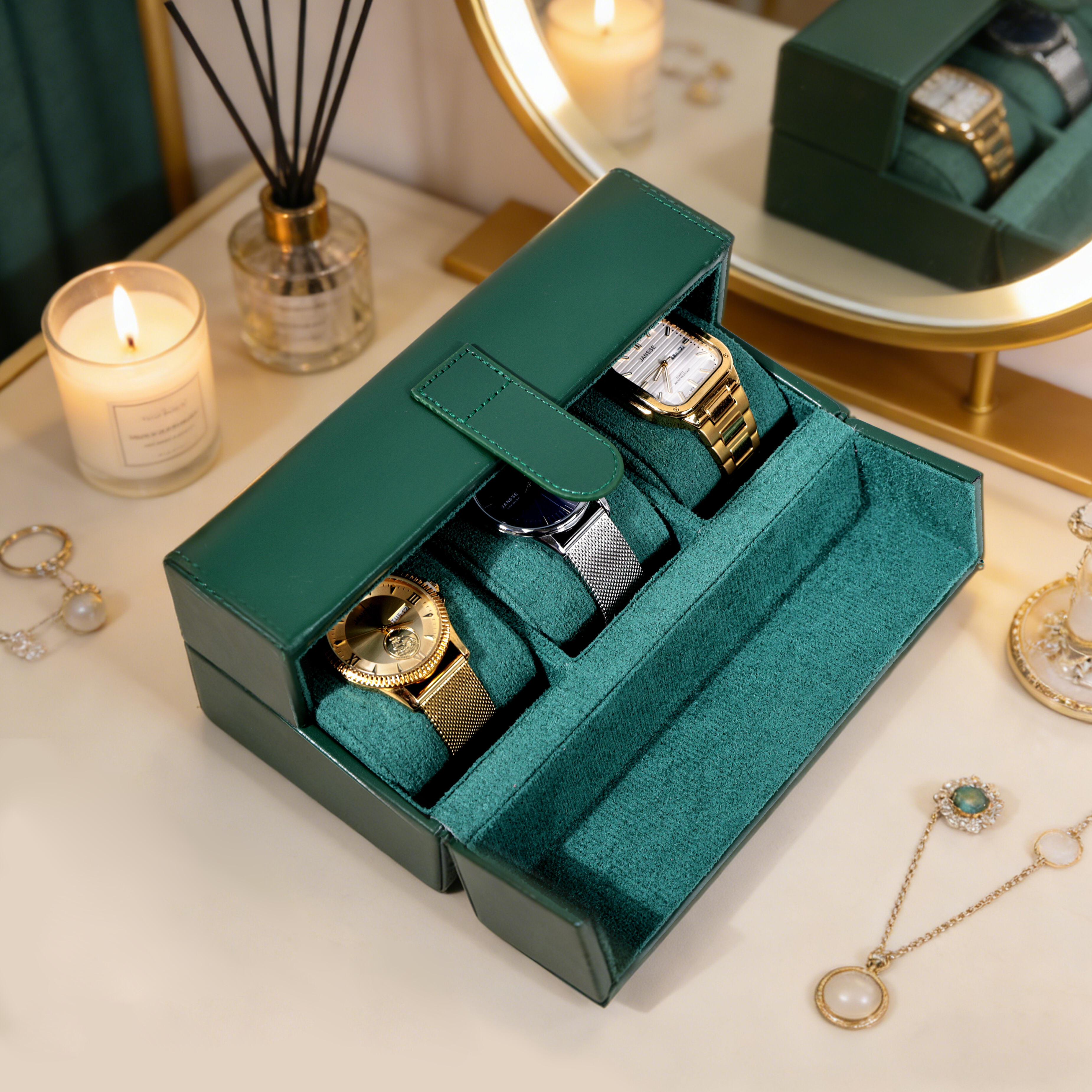 Grøn displaykasse til tre ure med døre