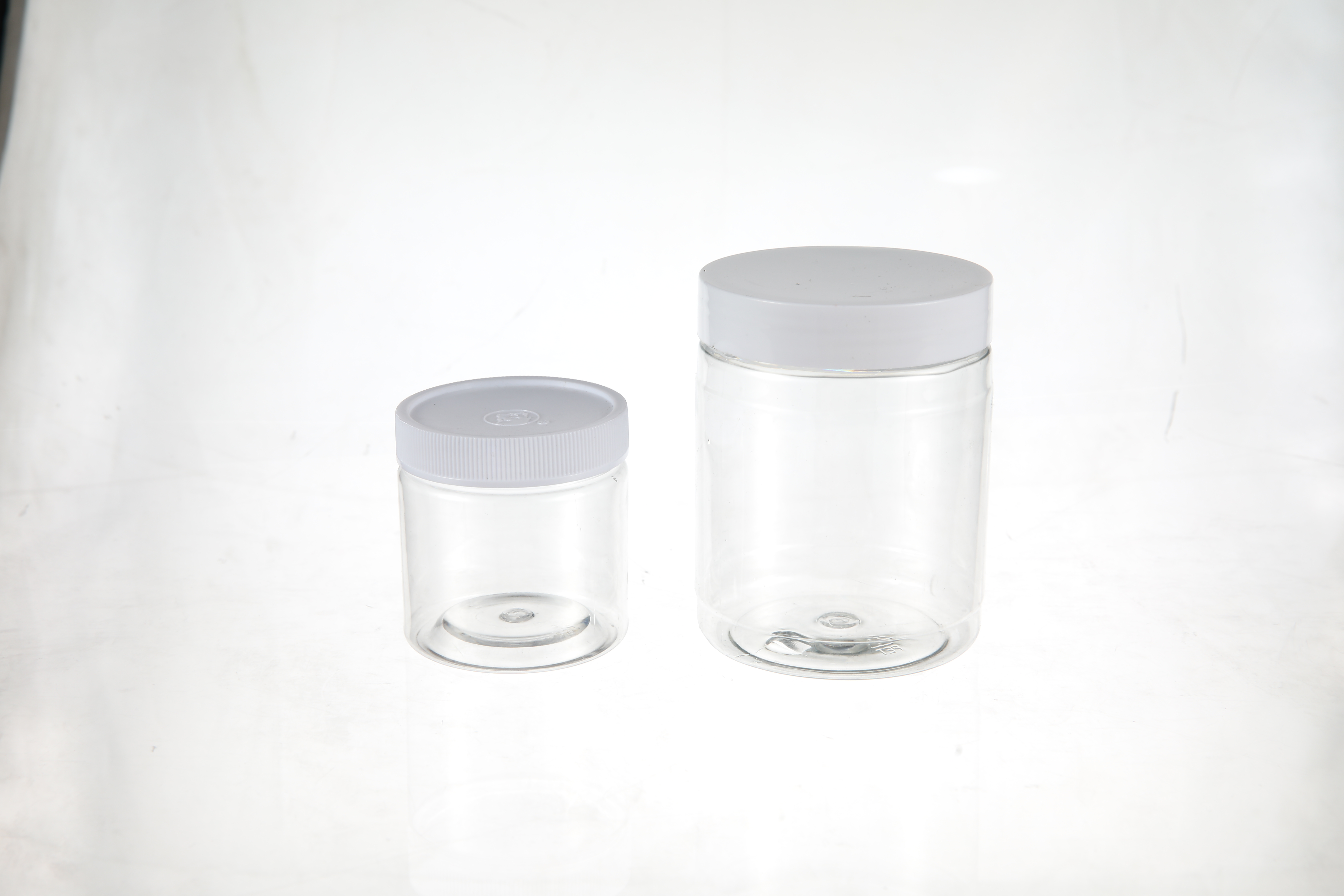 How Do White Cosmetic Jars Improve Product Appeal and Premium Perception?
