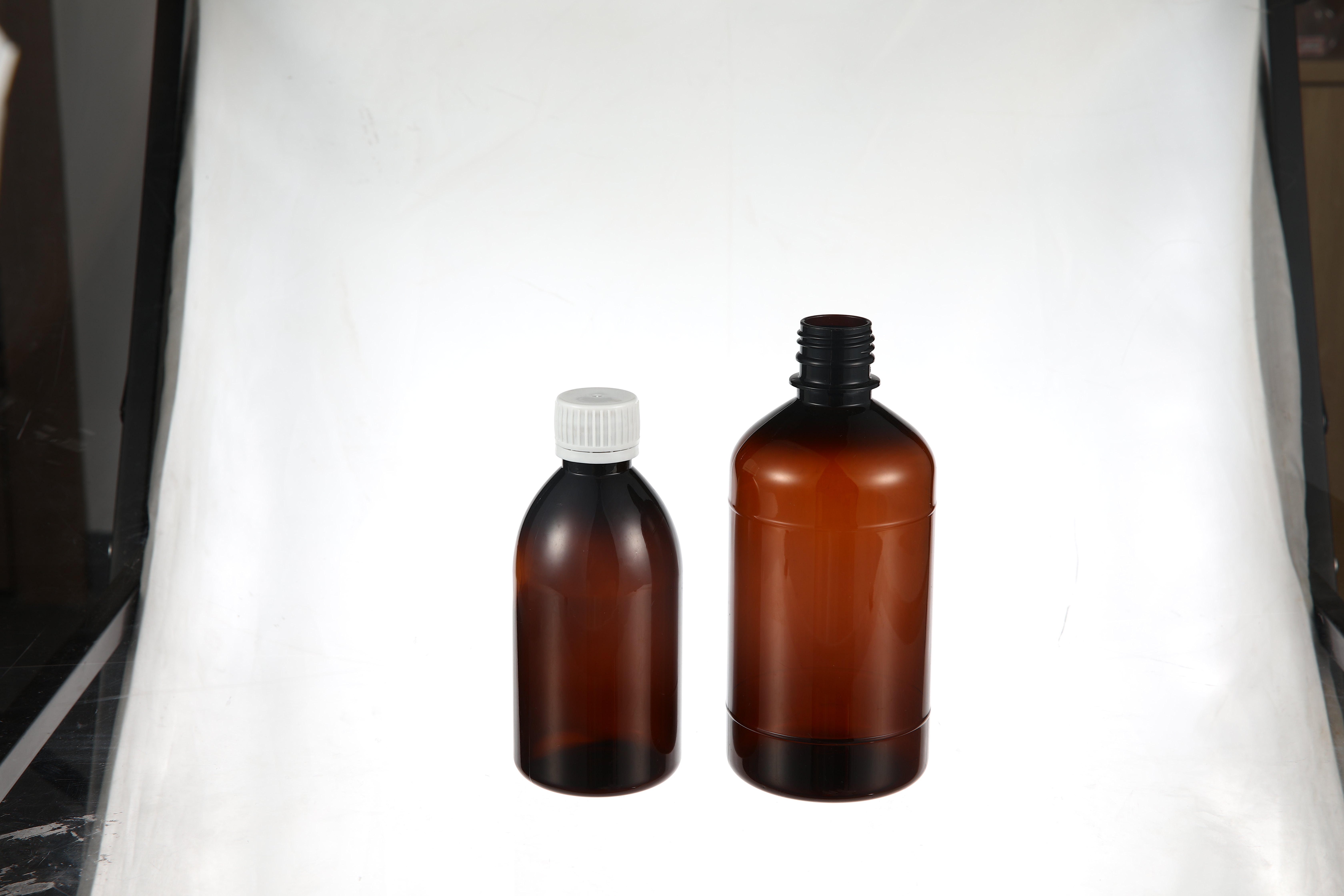 Why Are Brown Plastic Medicine Bottles the Preferred Choice for Light-Sensitive Products?