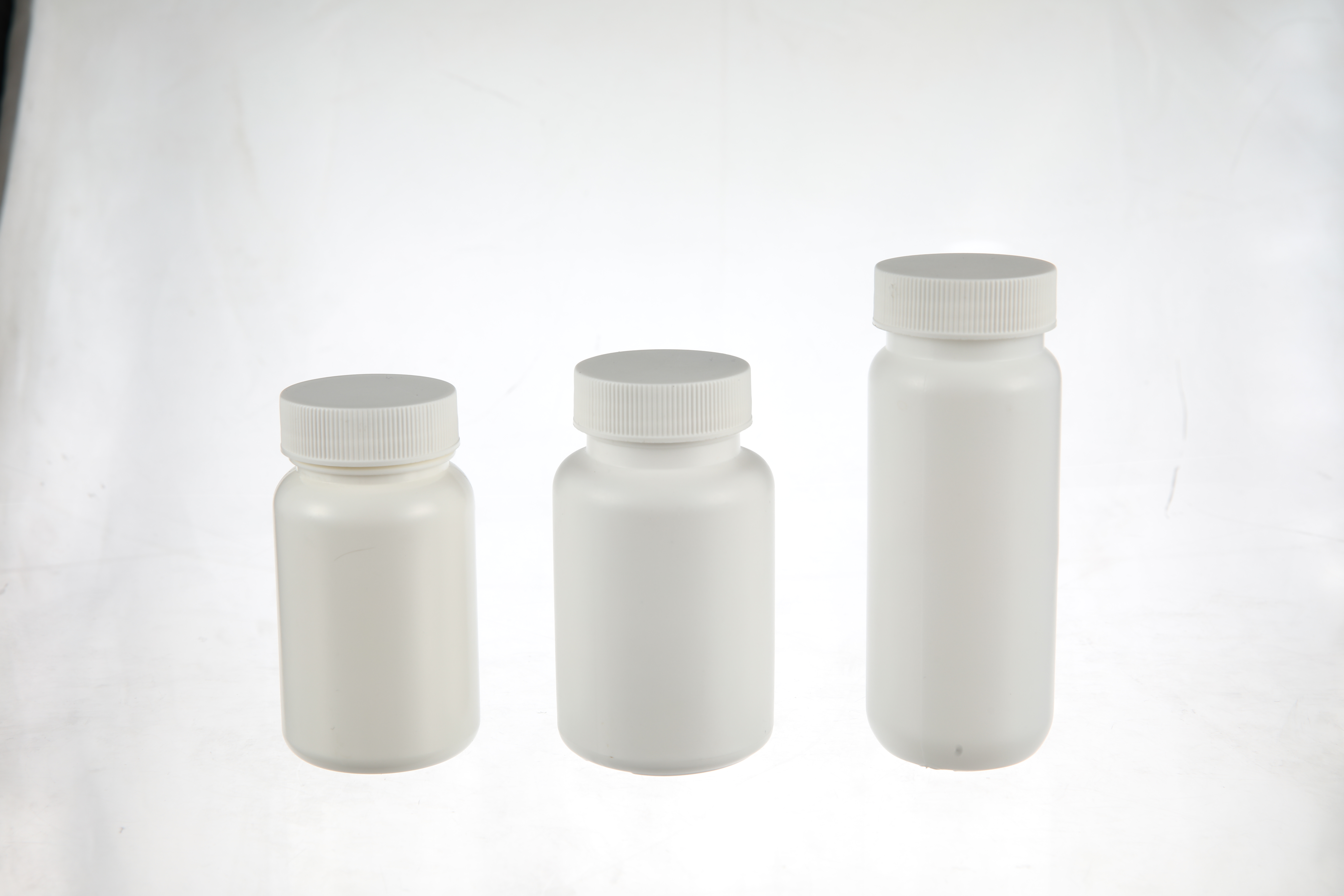 How Do White Medicine Bottles Convey Cleanliness and Professionalism?
