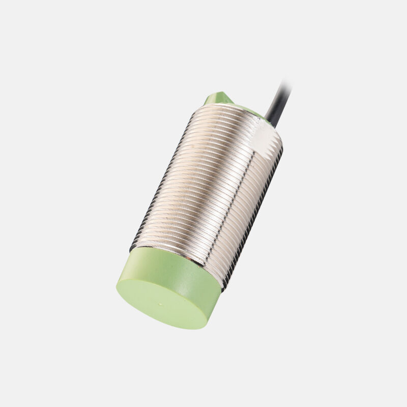 Si përmirëson një sensor nivelu kontrollin e procesit?