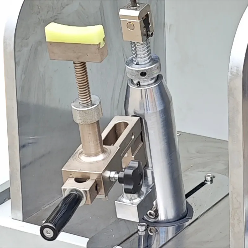 Commandes flexibles des pinces optimisant la tension de la tige et la qualité du montage