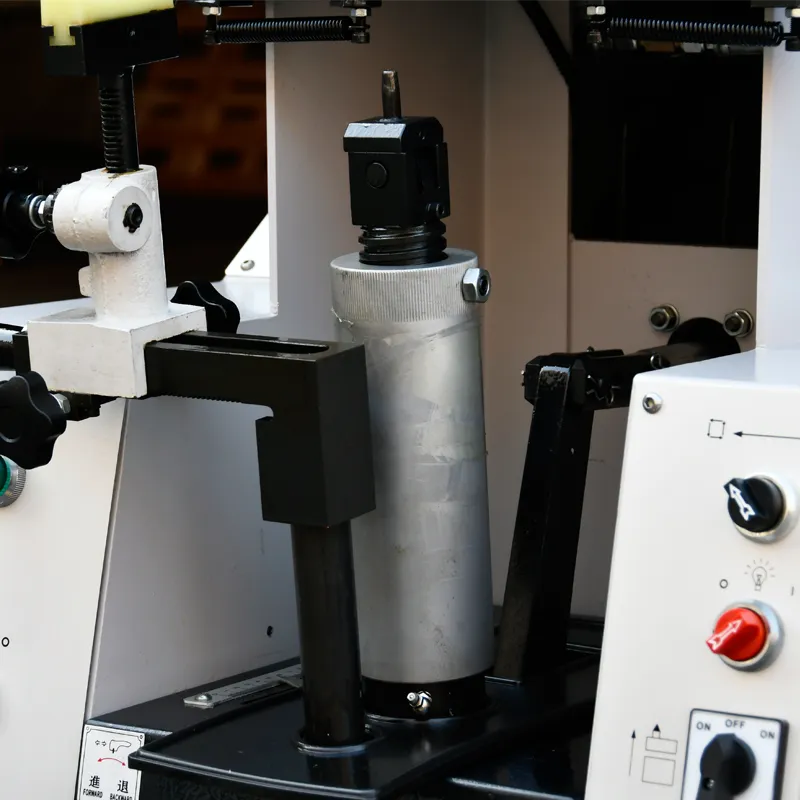 Essuie-glace à température contrôlée intégrée optimisant les performances de l'adhésif