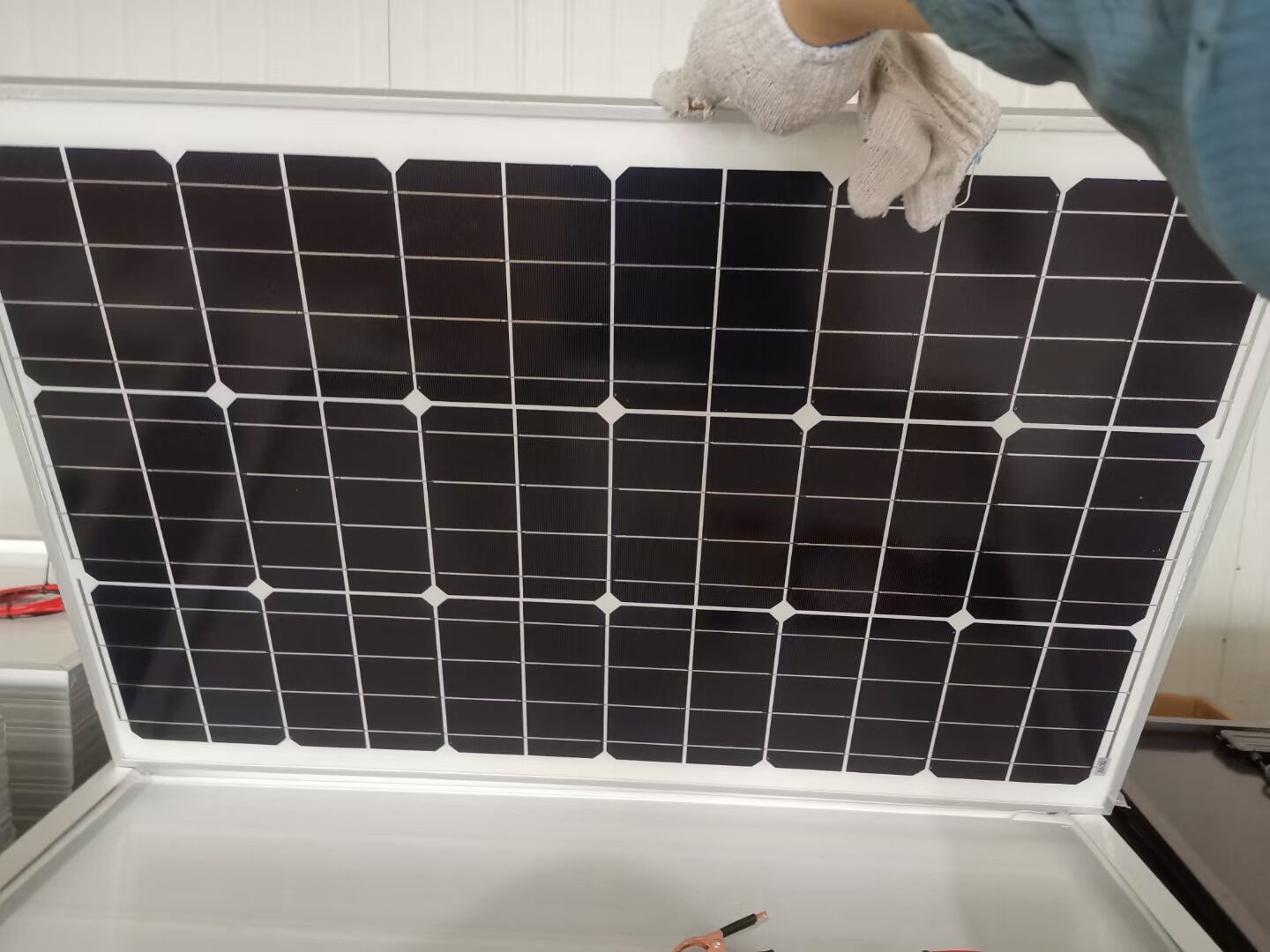 Hansı günəş panelləri ekstremal sənaye iqlimlərində ən yaxşı davamlılığı təmin edir?